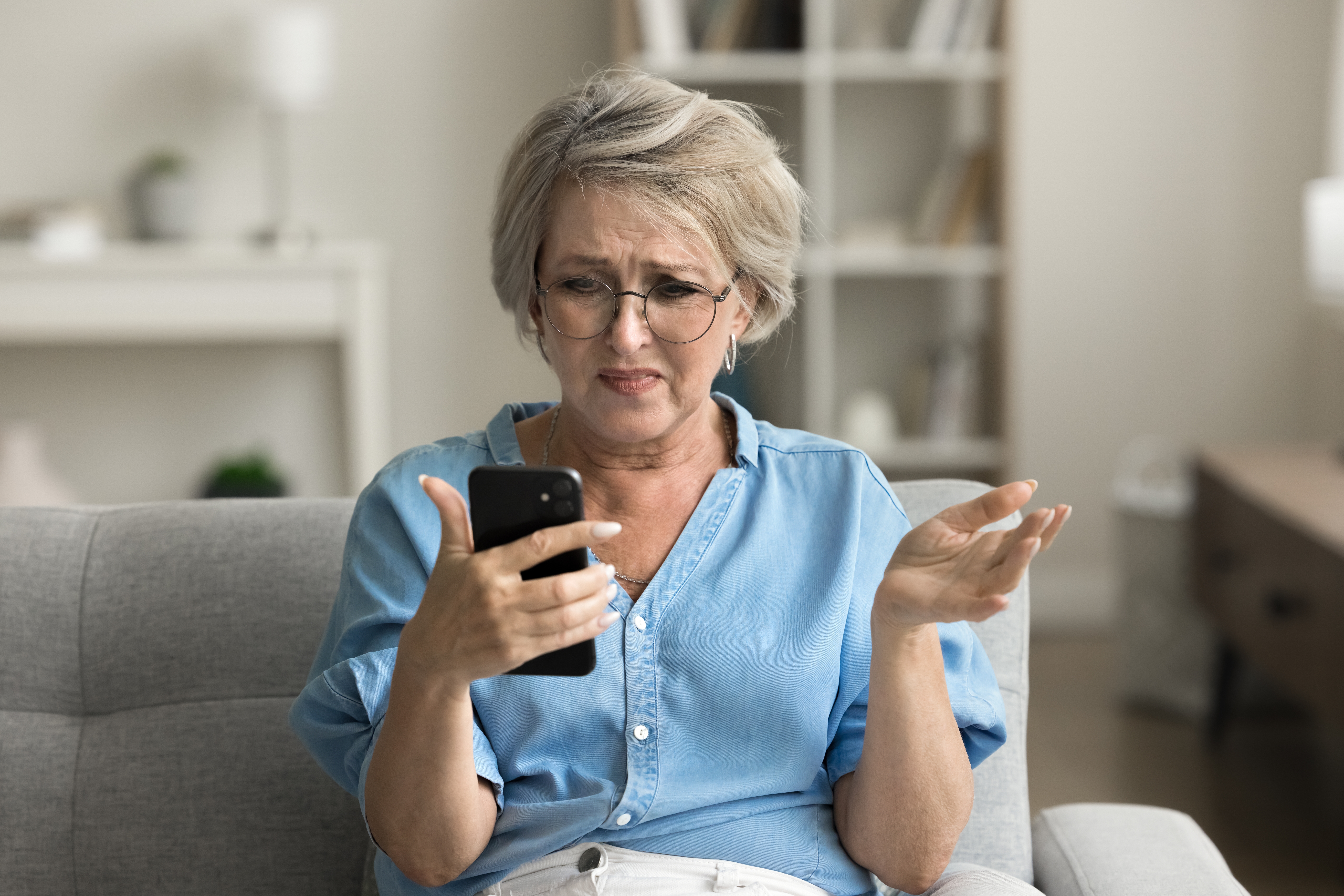 Femme âgée frustrée voyant quelque chose de contrariant sur son téléphone | Source : Shutterstock