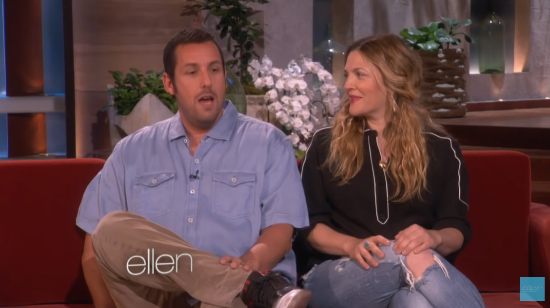 Adam Sandler affirme que sa femme, Jackie, le suppliait de "paraître un peu plus vivant" lors des scènes romantiques "pour le bien des femmes", dans une interview au "Ellen Show", postée le 14 mai 2014 | Source : YouTube/TheEllenShow