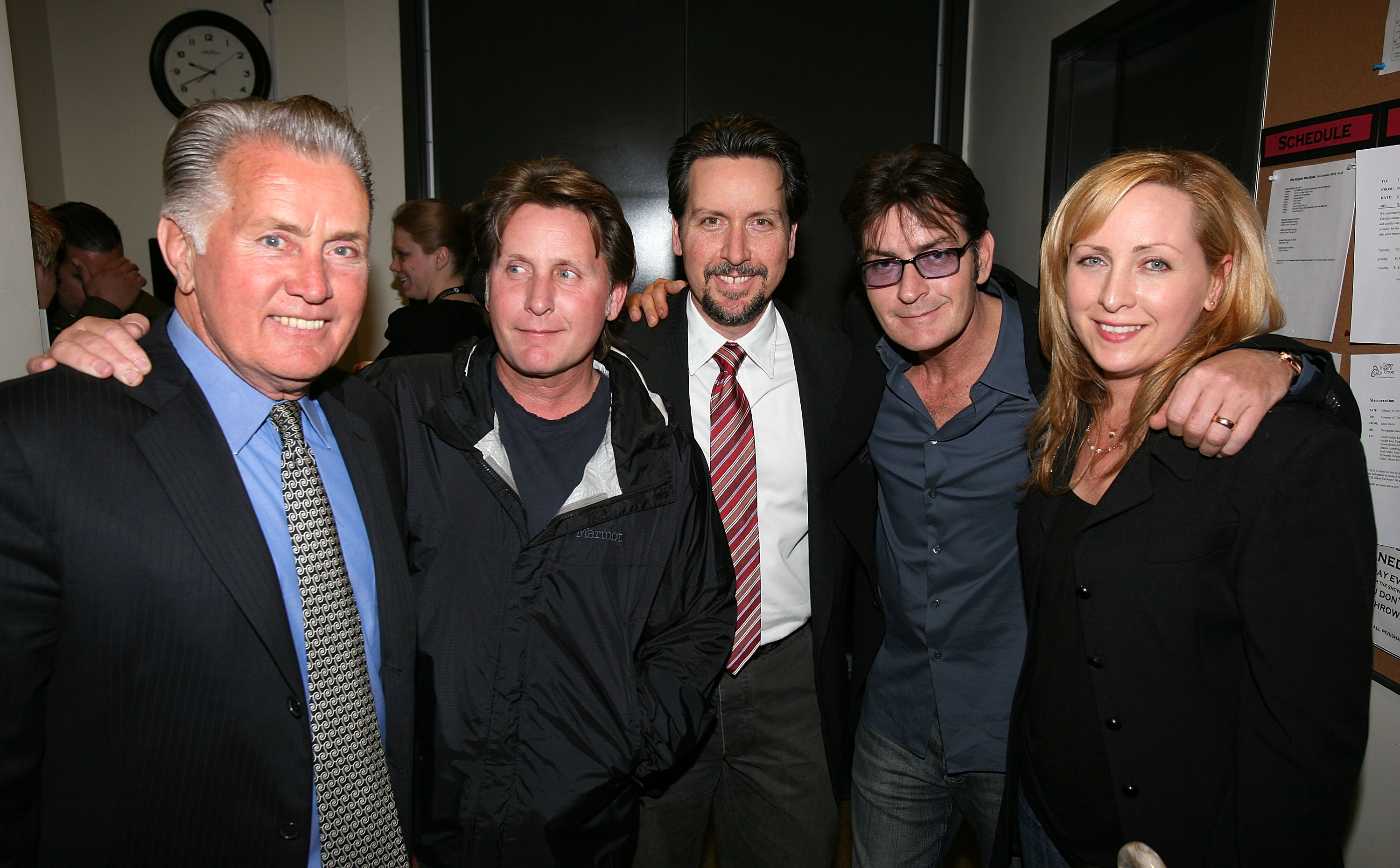 Martin Sheen pose avec ses enfants Emilio, Ramon, Charlie et Renée après la représentation de la soirée d'ouverture de "The Subject Was Roses" le 21 février 2010 à Los Angeles, Californie | Source : Getty Images