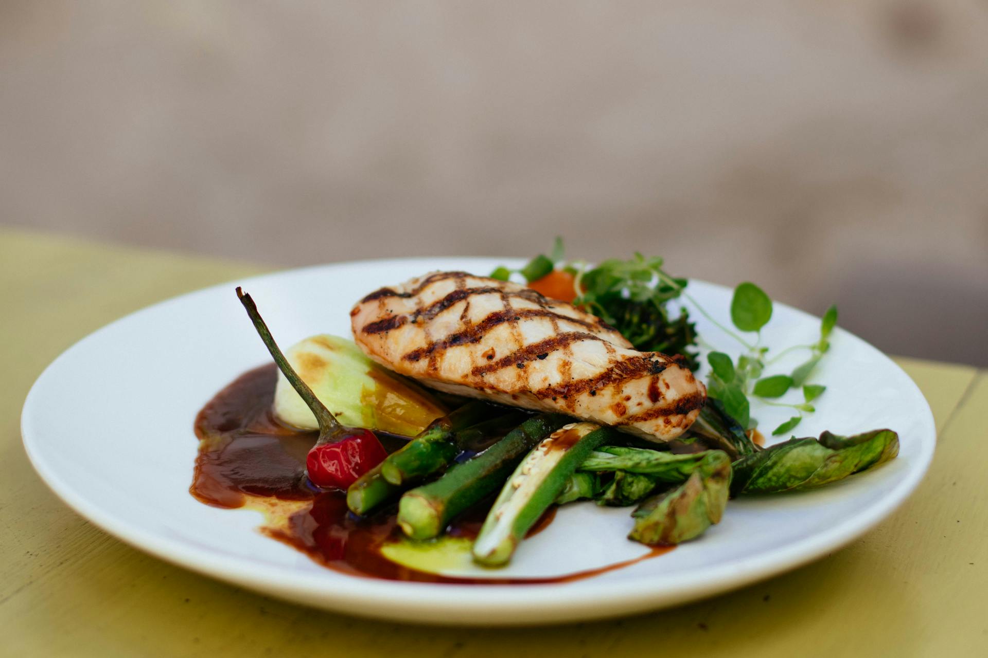 Une assiette de nourriture sur une table | Source : Pexels