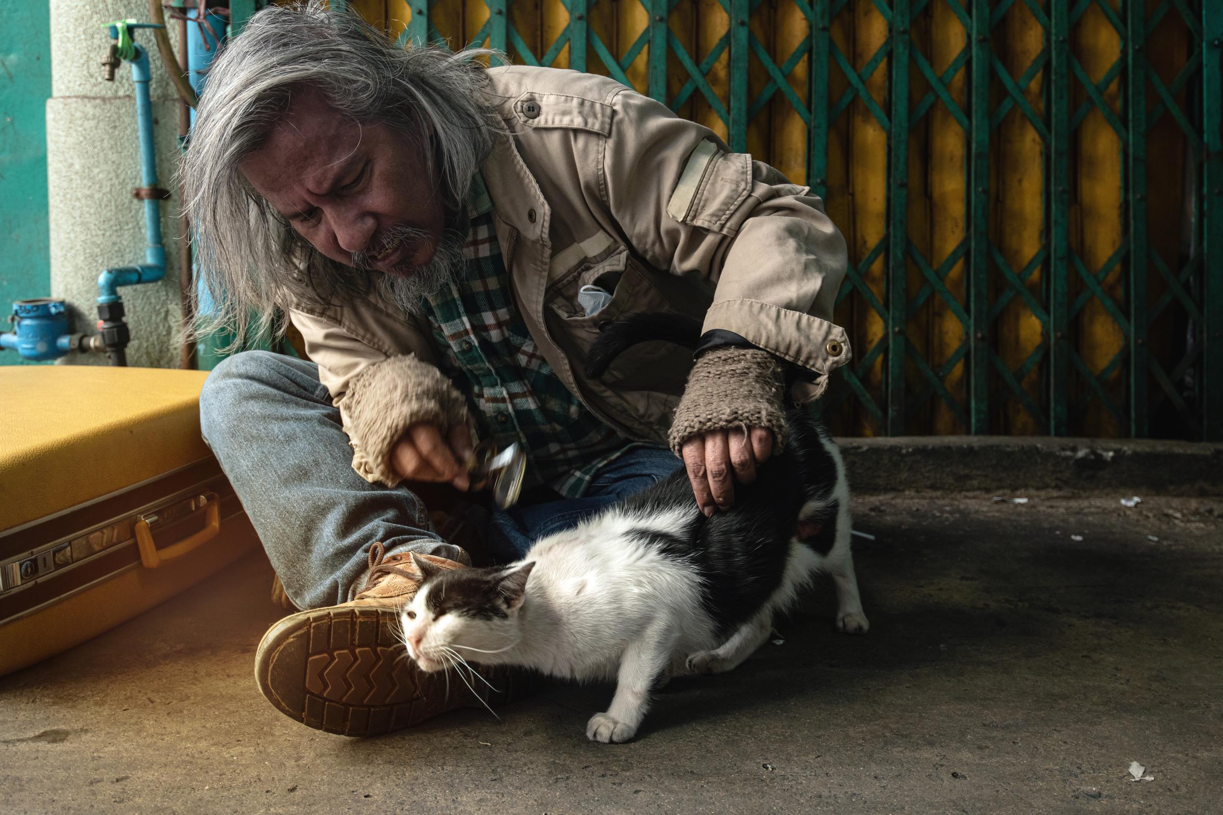 Homme sans abri avec un chat | Source : Shutterstock