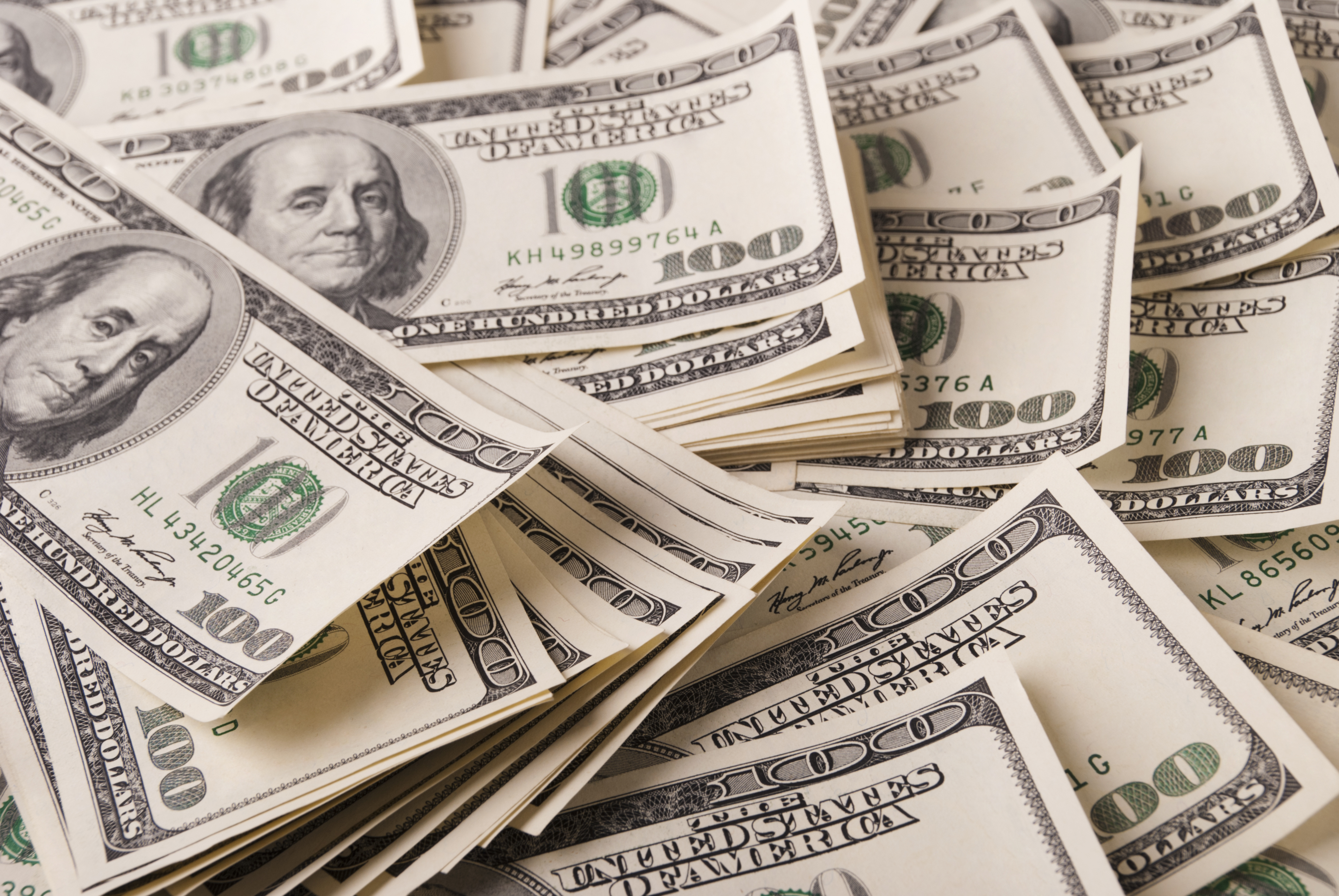 Une pile de billets de 100 dollars | Source : Shutterstock