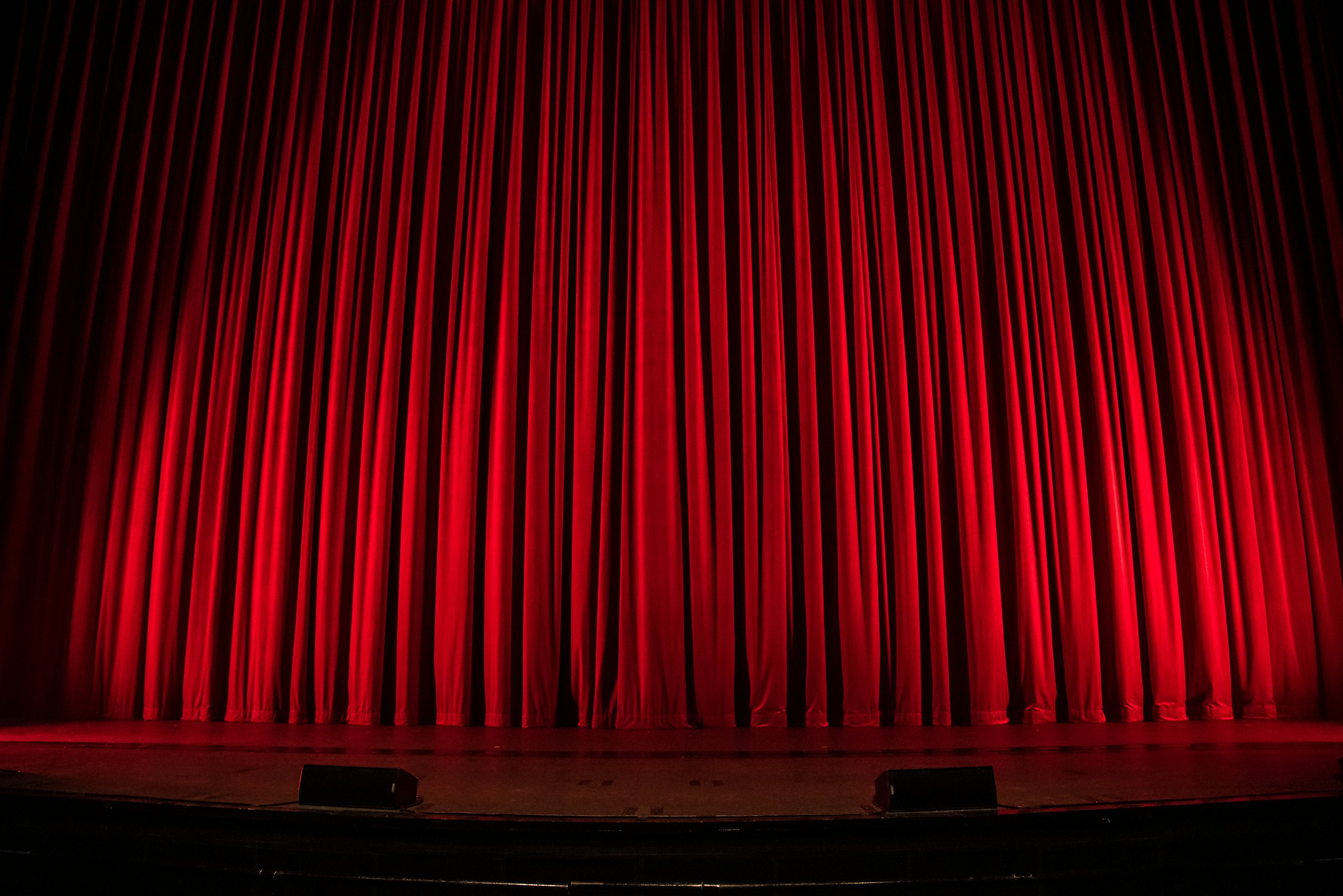 Un rideau rouge dans un théâtre | Source : Unsplash