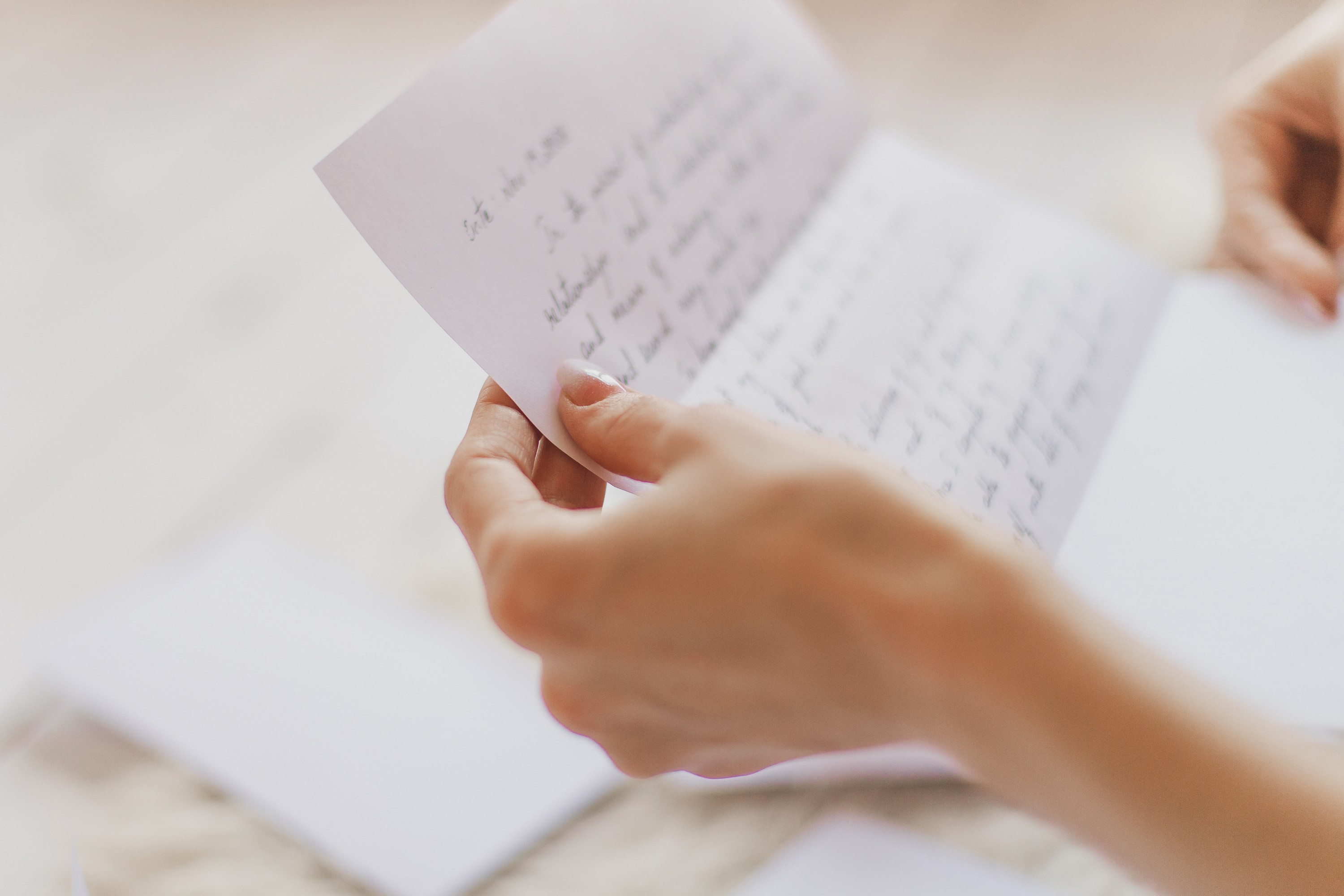 Une personne tenant une lettre | Source : Shutterstock