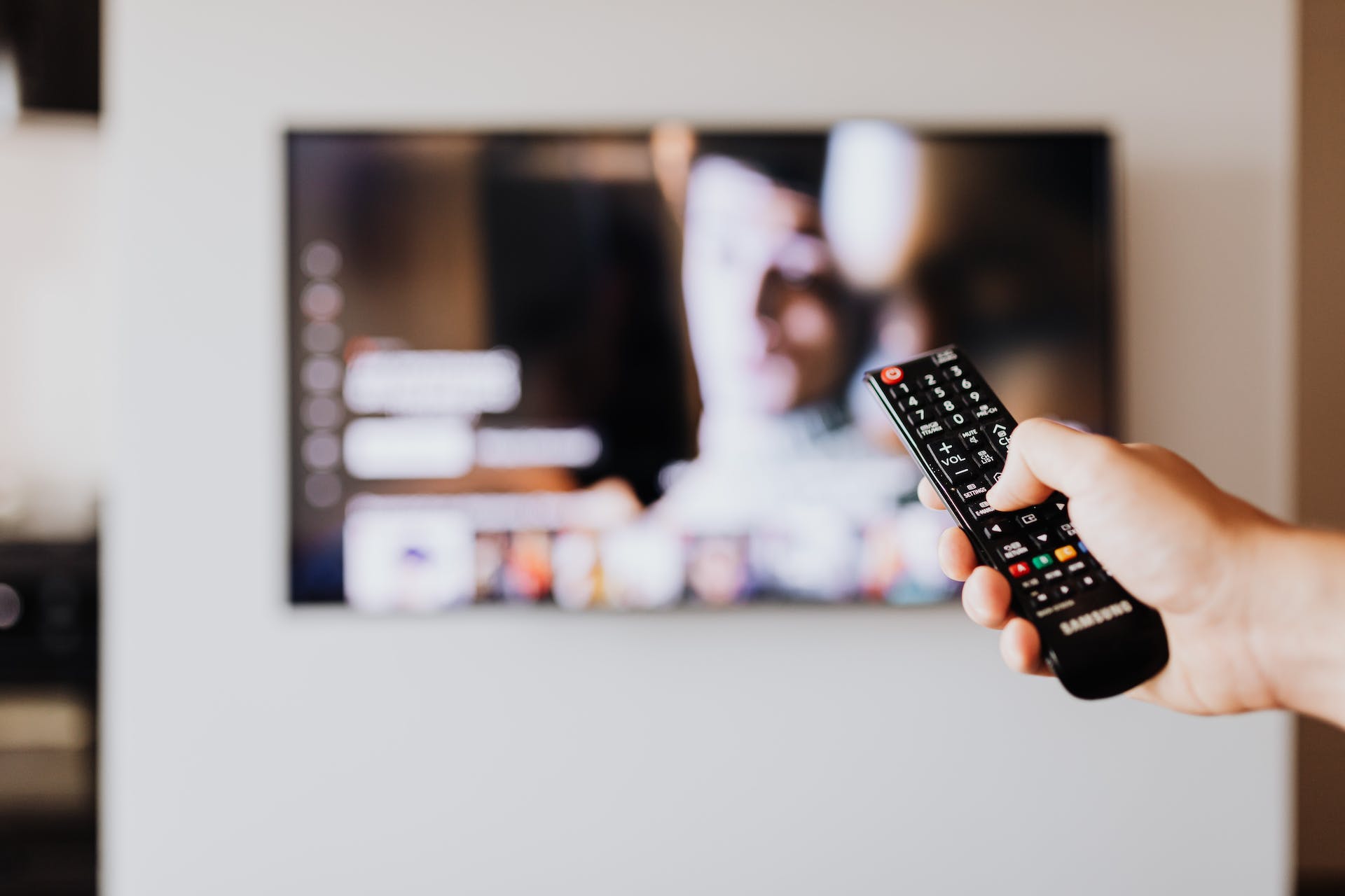 Une personne appuyant sur le bouton d'une télécommande de télévision | Source : Pexels