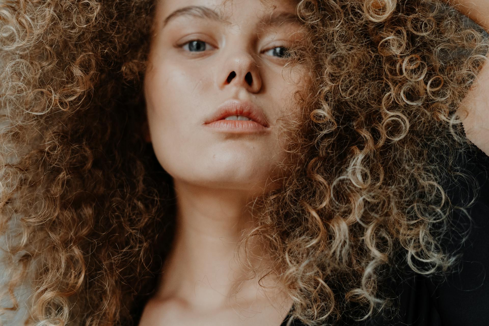 Une femme qui fixe quelqu'un | Source : Pexels