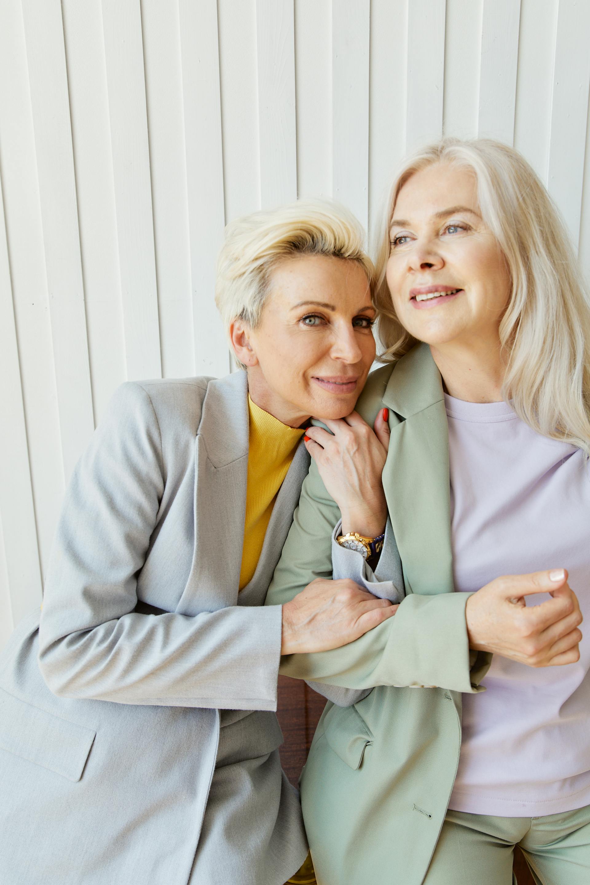 Deux femmes debout ensemble | Source : Pexels