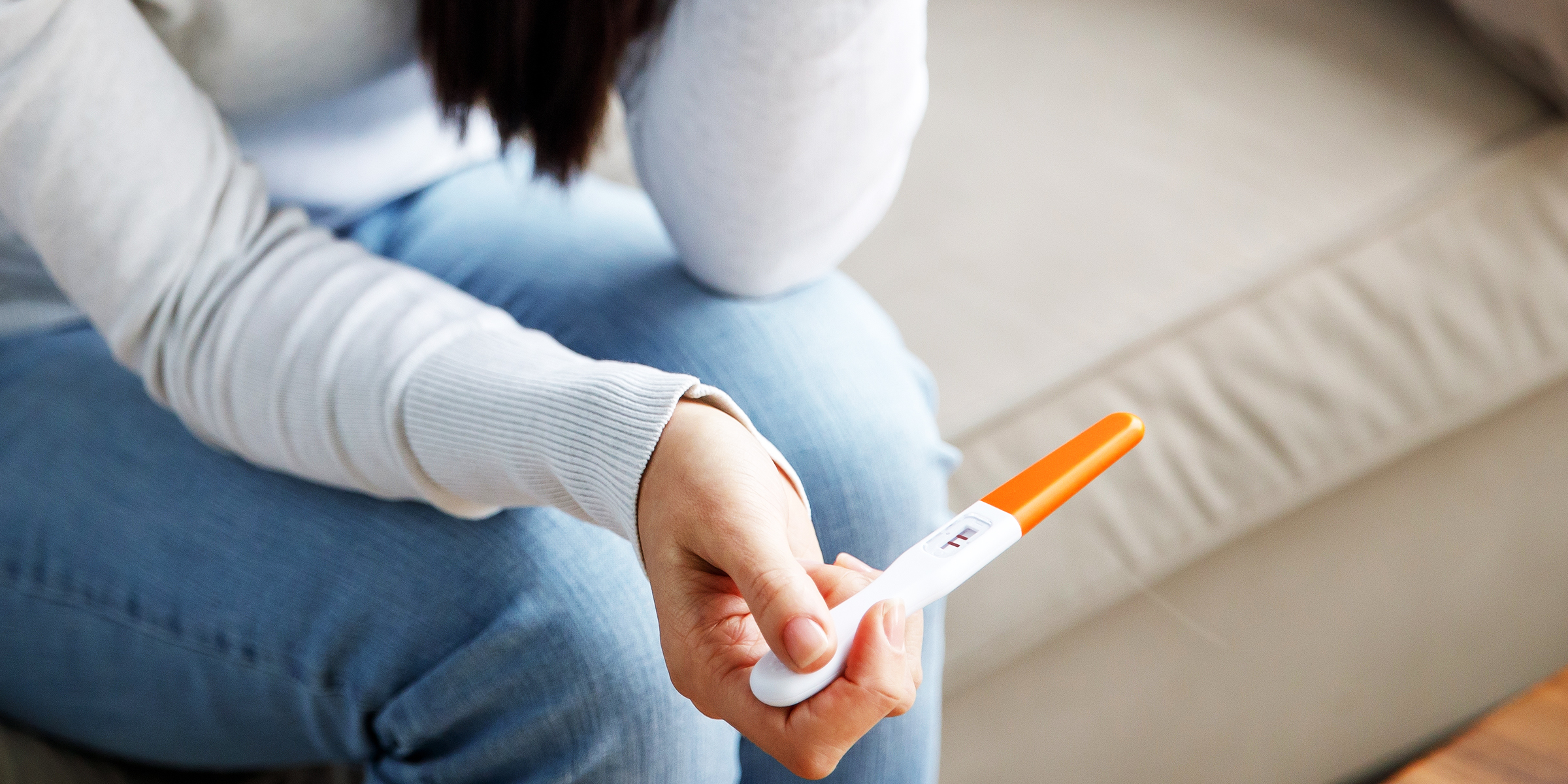 Une femme tenant un test de grossesse | Source : Shutterstock