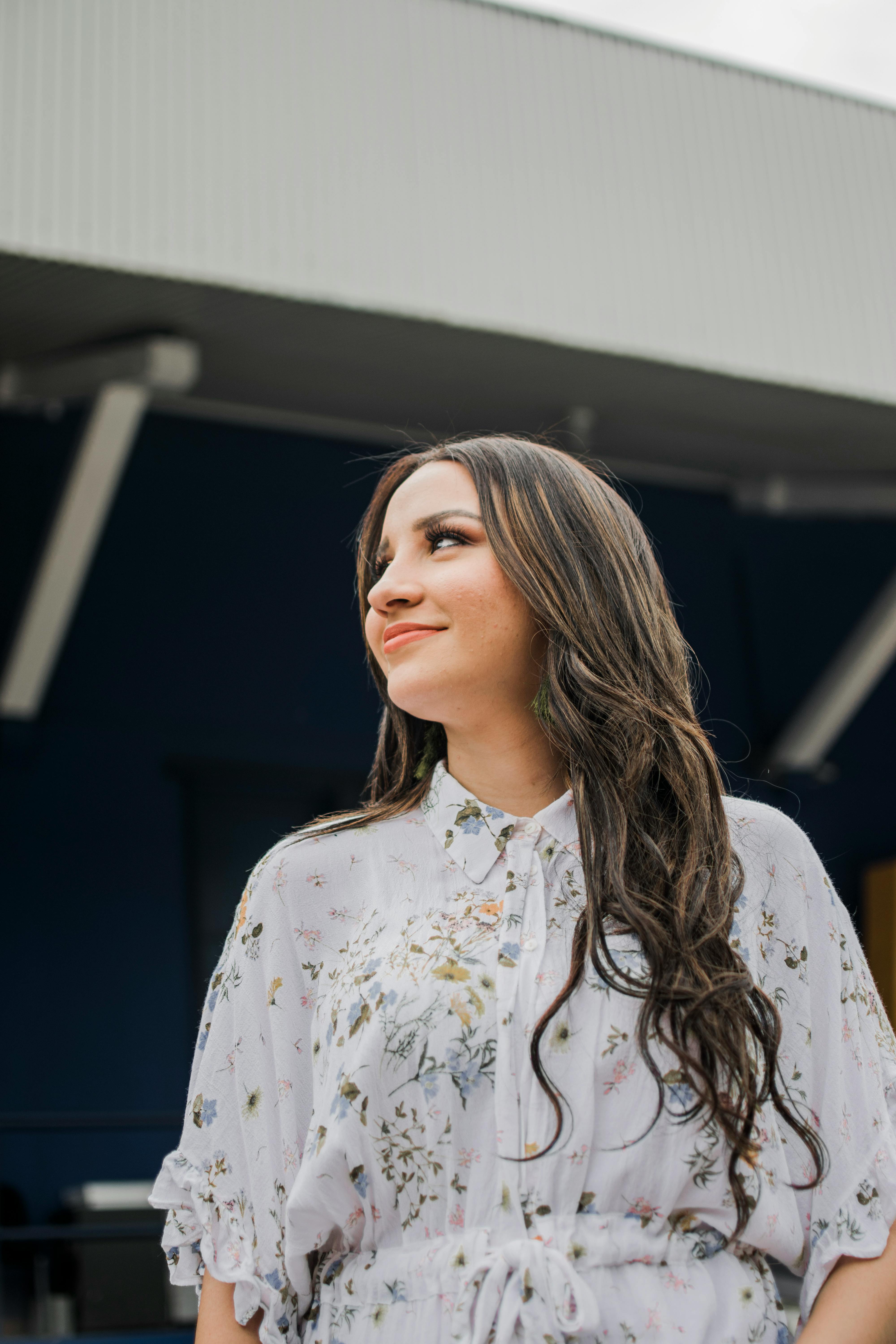 Une femme souriante | Source : Pexels