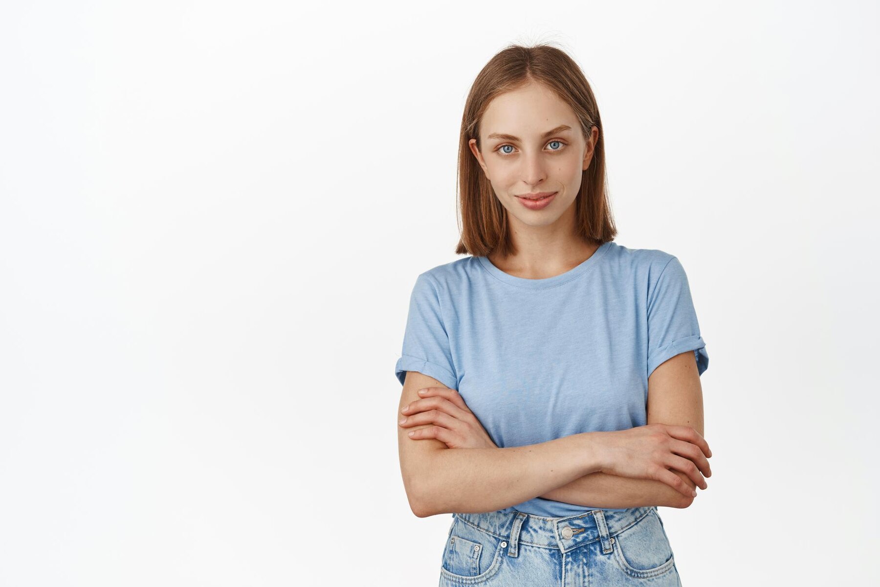 Une jeune femme avec les mains croisées | Source : Freepik