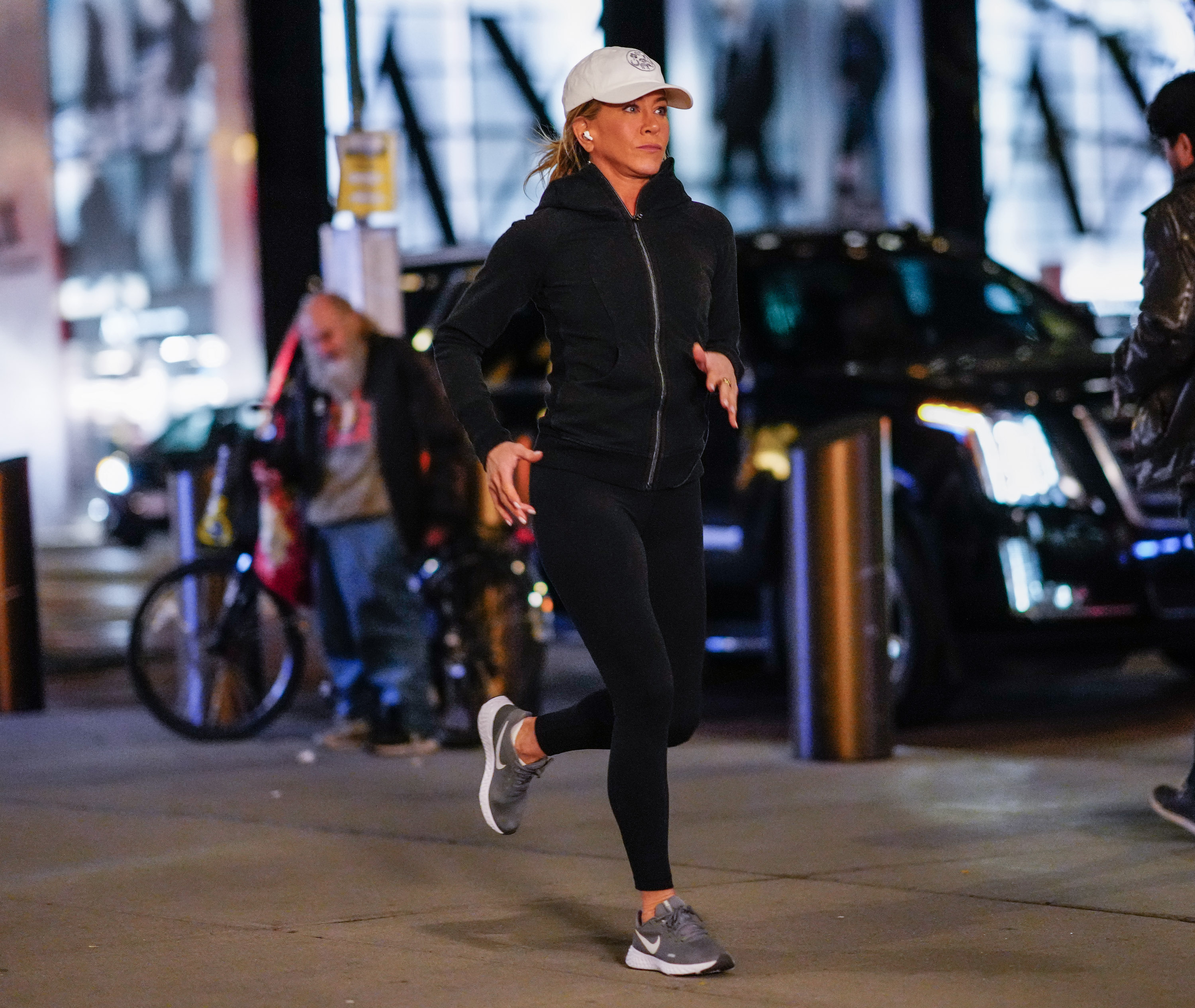 Jennifer Aniston fait du jogging lors d'un tournage pour "The Morning Show" le 29 septembre 2022, à New York City | Source : Getty Images