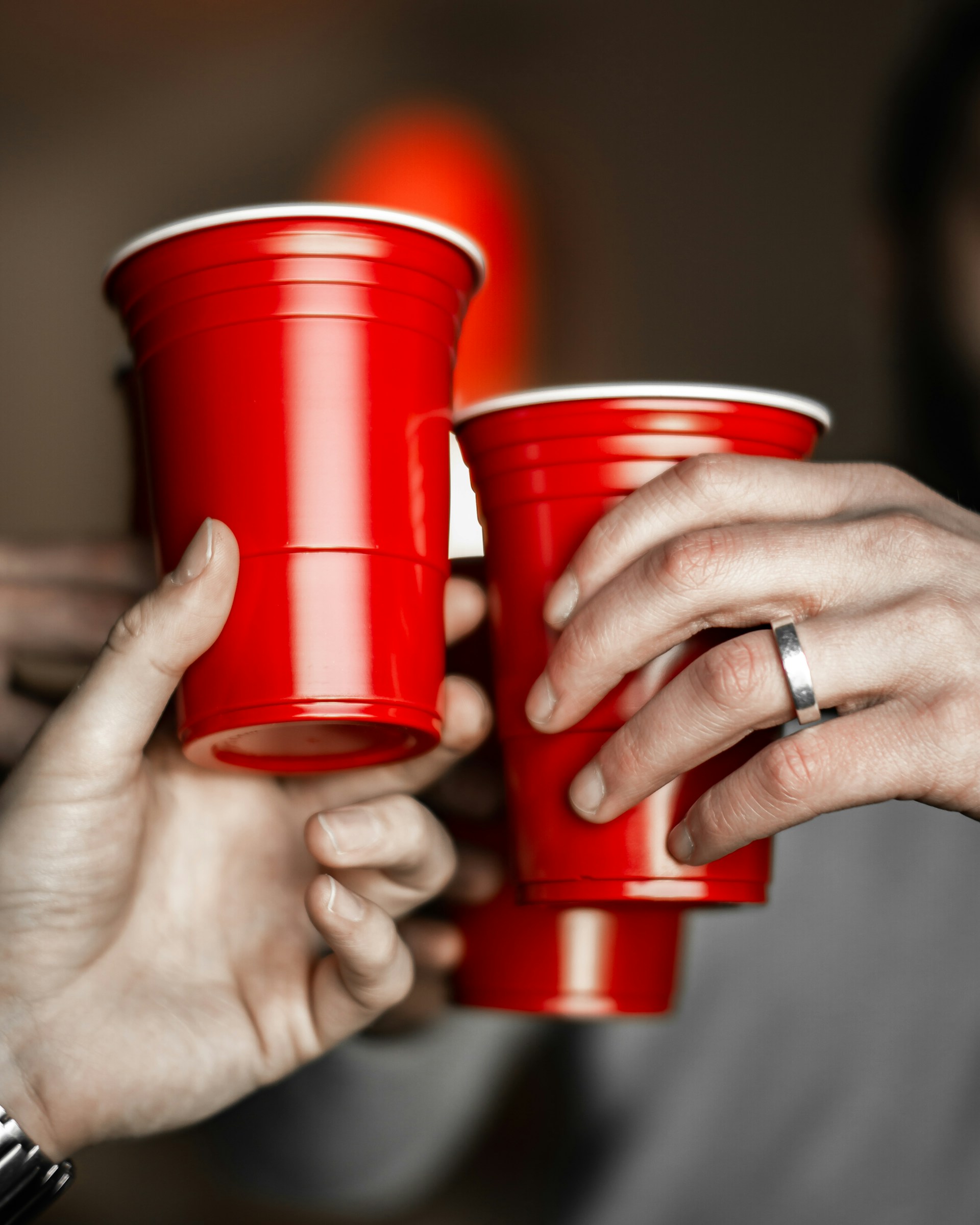 Un groupe d'hommes tenant des tasses rouges | Source : Unsplash