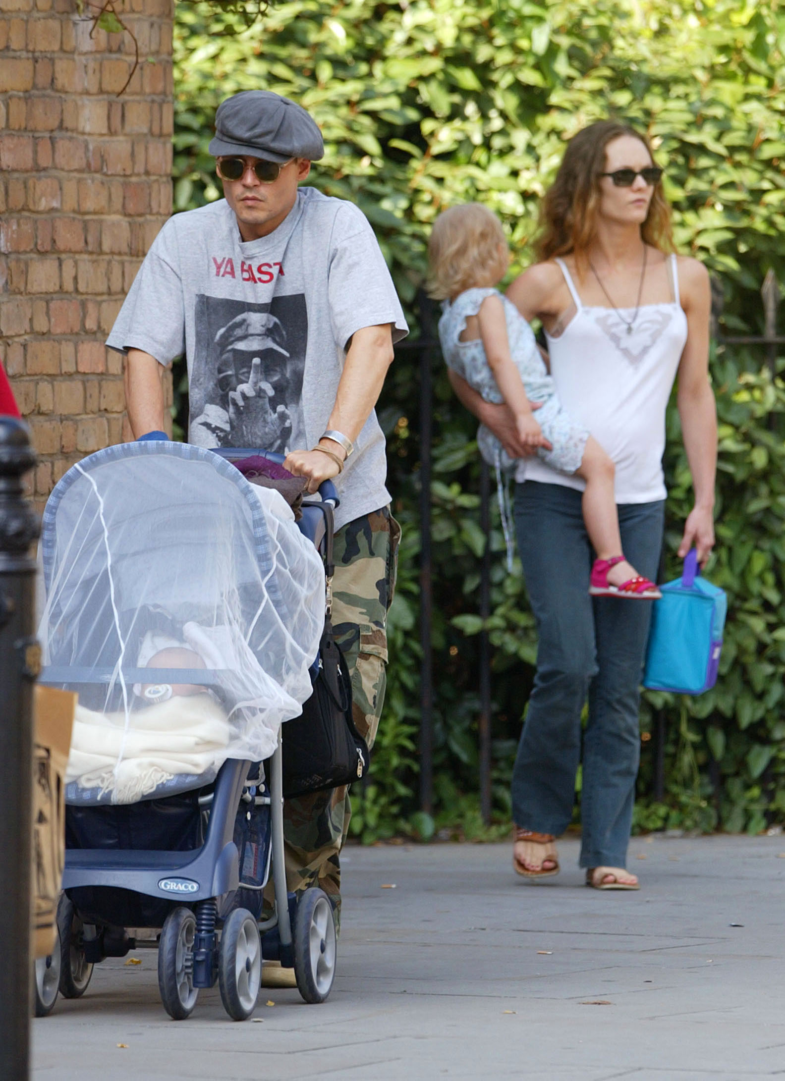 Johnny Depp, Jack Depp, Vanessa Paradis et Lily-Rose Depp en route pour un pique-nique dans un parc de Londres, le 14 juillet 2002 | Source : Getty Images