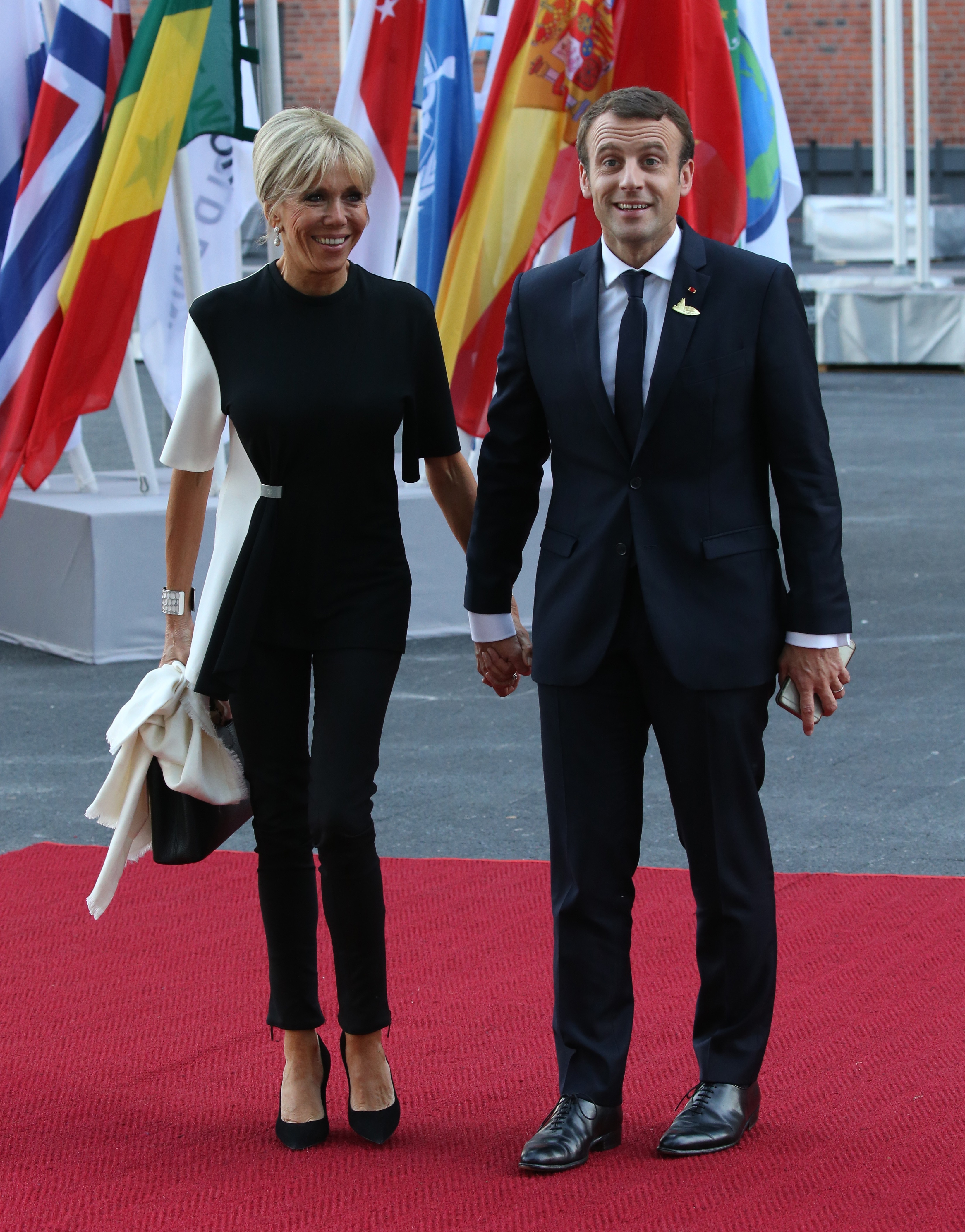 À la fin de l'année 2017, les Macron étaient passés d'un couple reclus à un couple que l'on voyait régulièrement lors d'événements mondiaux, de conférences de presse et de réceptions diplomatiques. Leur relation, autrefois une affaire personnelle discrète, était devenue un élément durable de la présidence d'Emmanuel - non pas comme un outil politique, mais comme une partie de l'histoire plus large de la façon dont il est arrivé là.