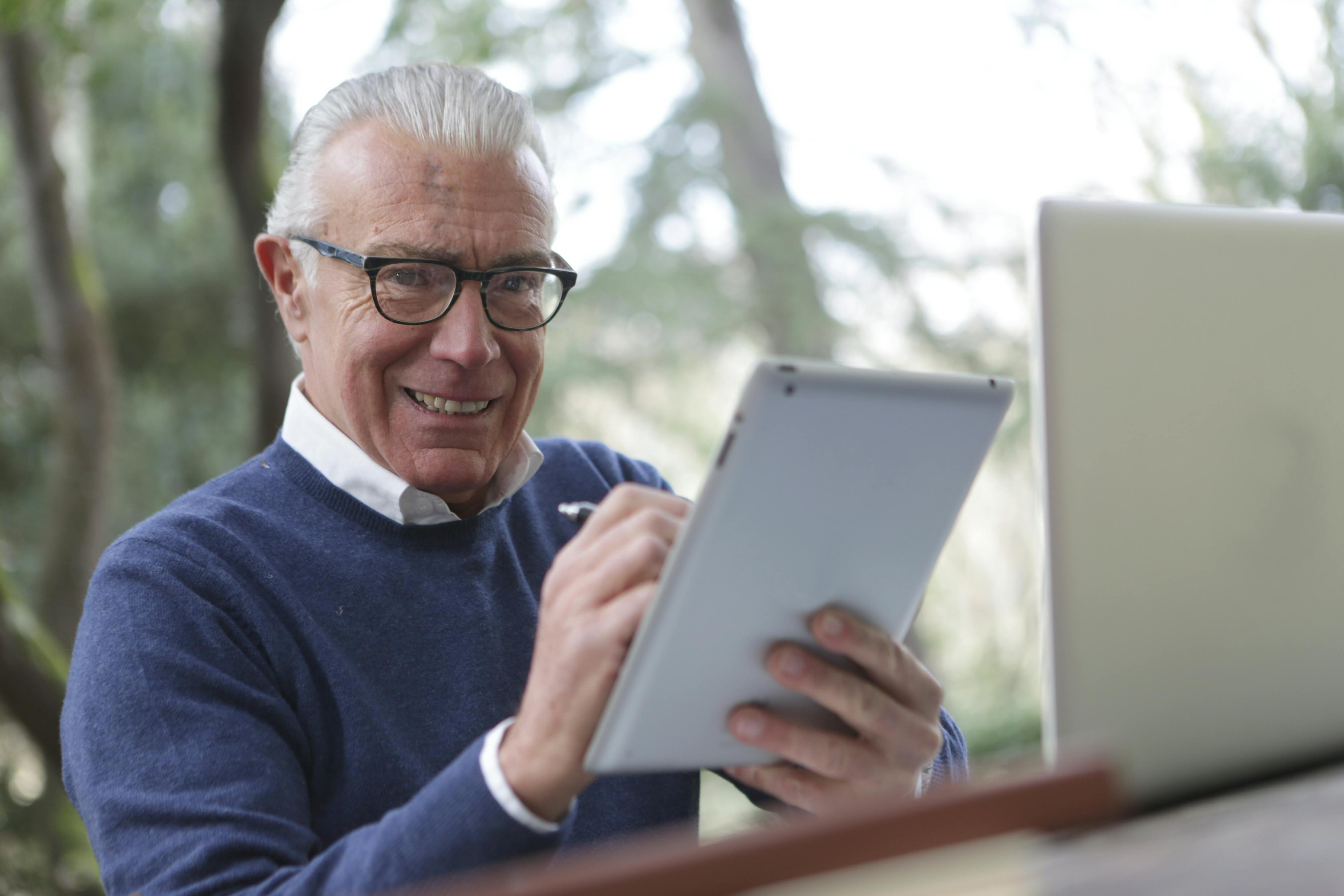 Un homme âgé avec une tablette | Source : Pexels
