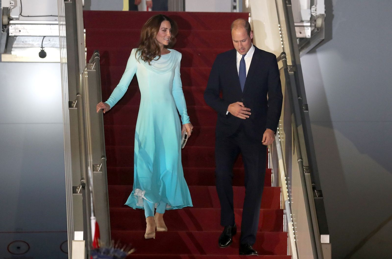 Kate Middleton et le prince William à la base aérienne de Kur Khan avant leur tournée royale au Pakistan le 14 octobre 2019 | Photo : Getty Images