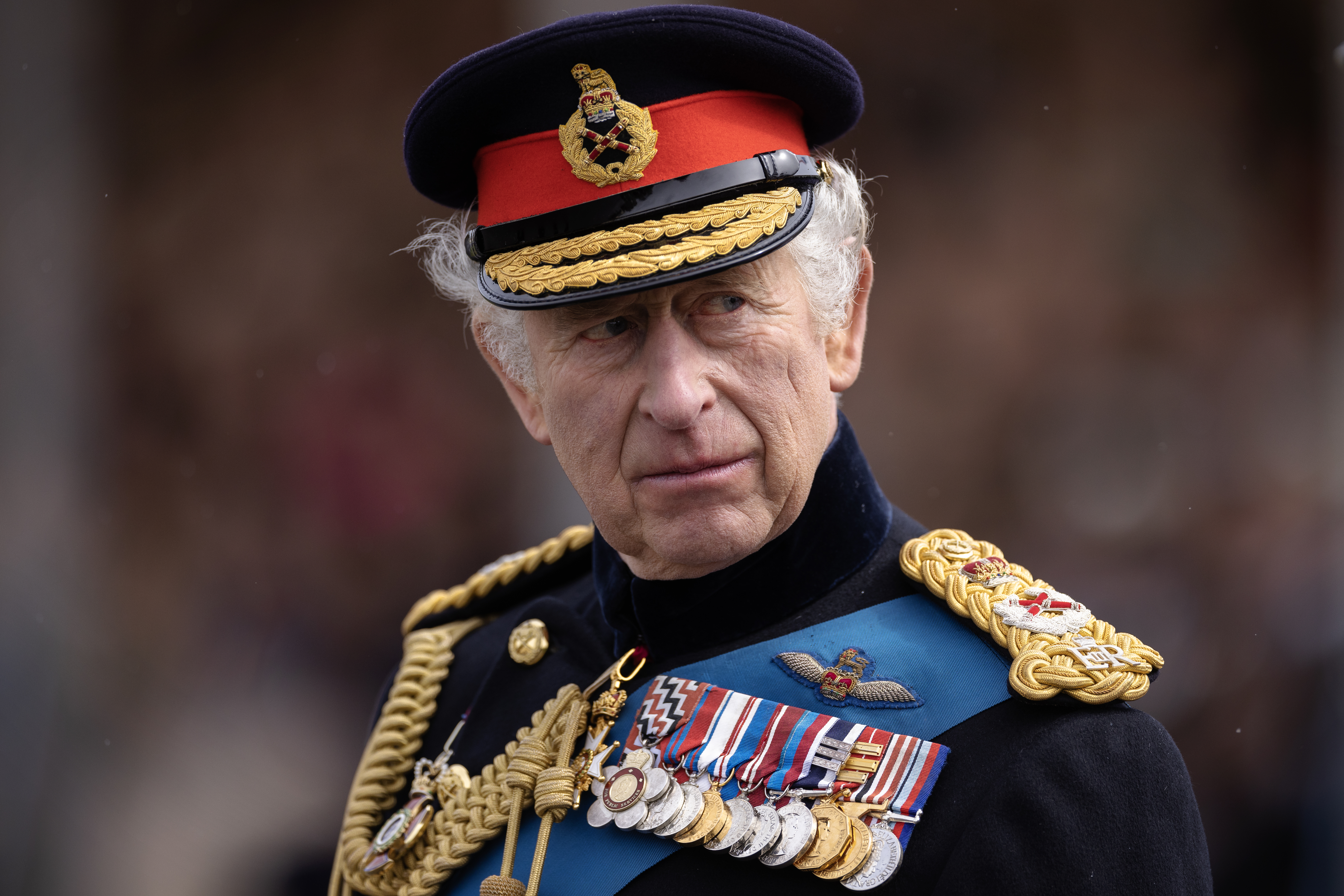Le roi Charles III inspecte le 200e défilé du souverain à l'Académie militaire royale de Sandhurst le 14 avril 2023 à Camberley, en Angleterre | Source : Getty Images