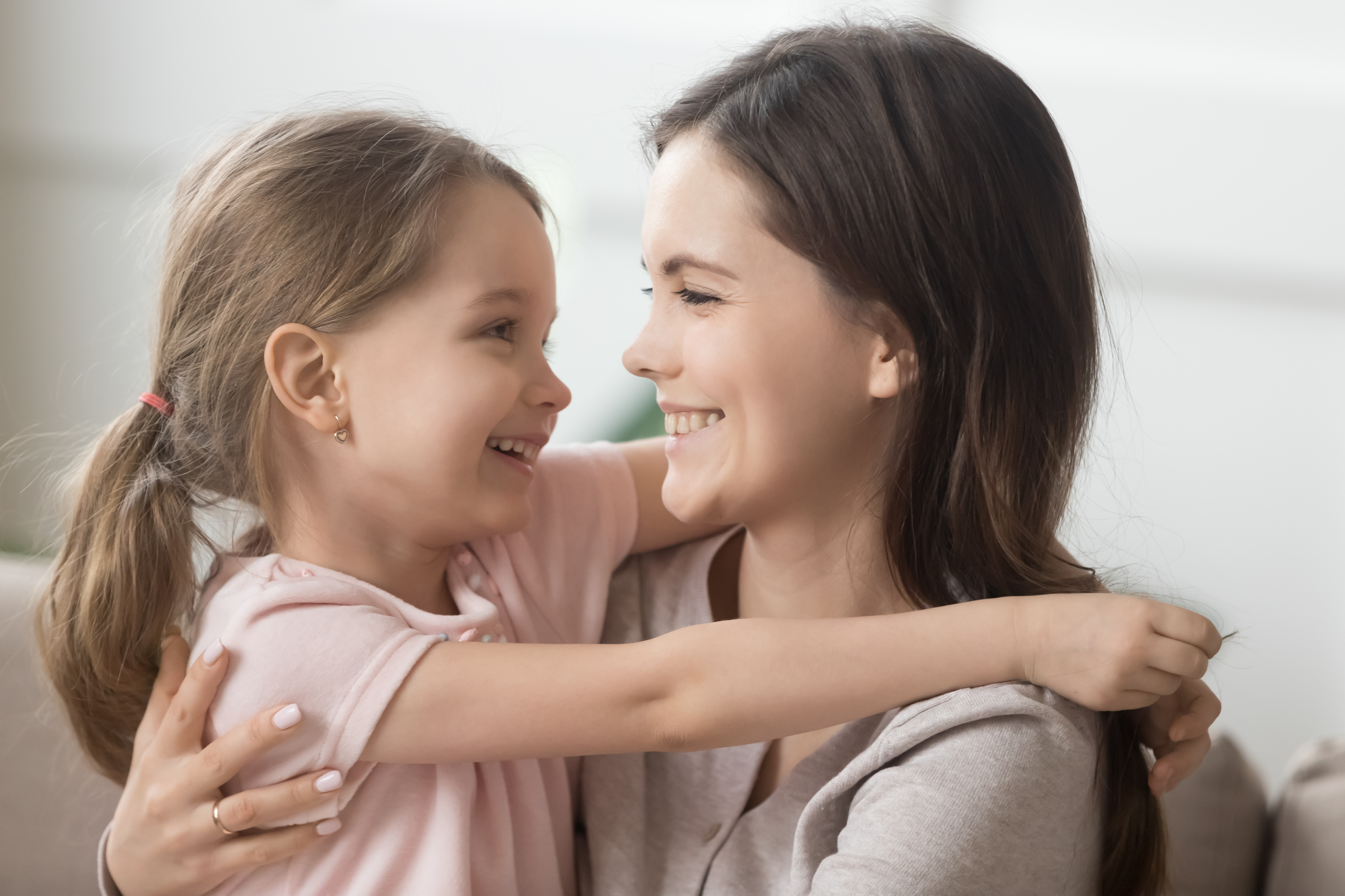 Mãe e filha sorrindo |  Fonte: Shutterstock.com