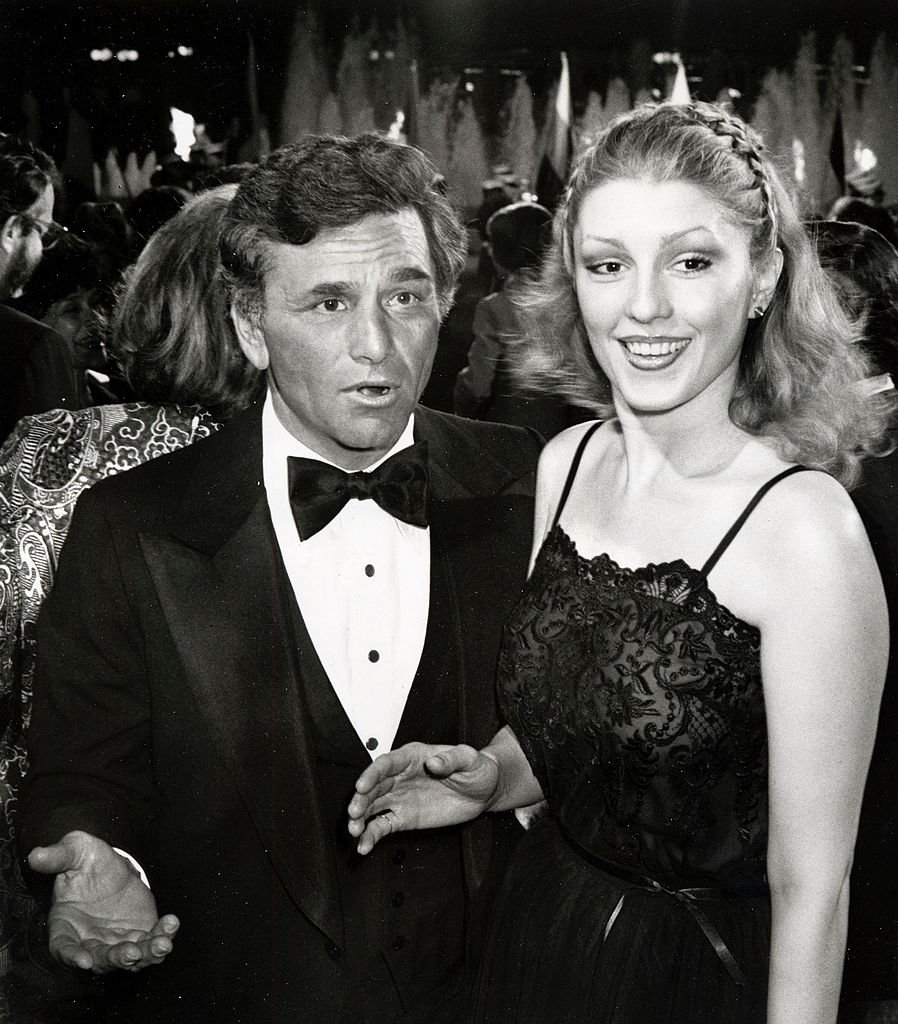 Peter Falk et sa femme Shera Danese assistent à la première de "Hair" le 14 mars 1979 à l'ABC Center de Century City, en Californie. | Photo : Getty Images