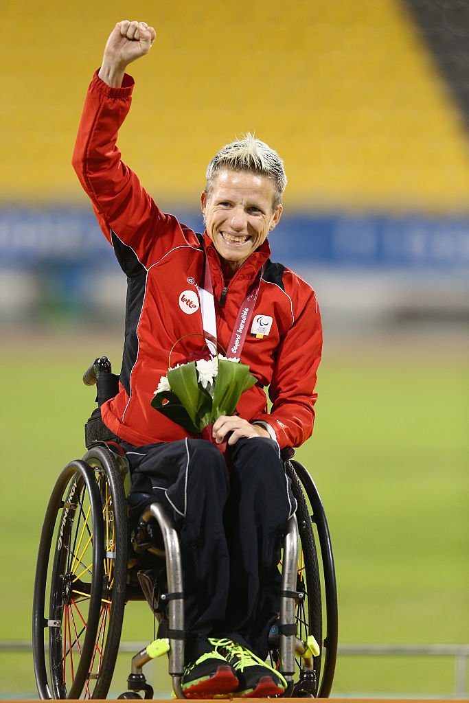 Marieke Vervoor célèbre sa médaille d'or lors de la séance du soir du dixième jour des Championnats du monde d'athlétisme du CIP au stade Suhaim Bin Hamad le 31 octobre 2015 à Doha, Qatar.  | Photo : Getty Images