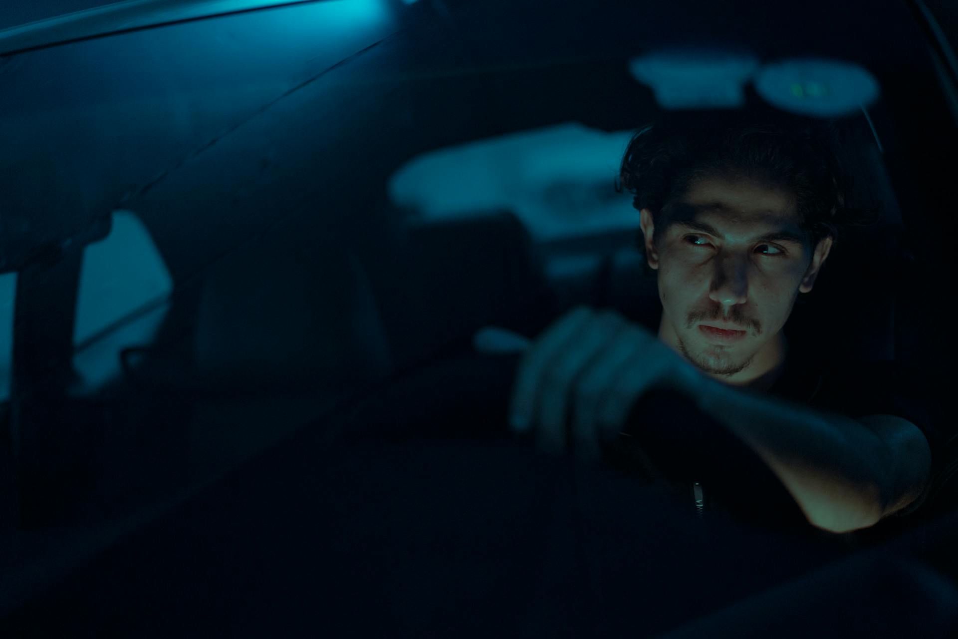 Un homme conduisant une voiture la nuit | Source : Pexels