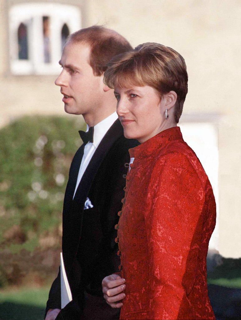 Sophie Rhys-Jones et le Prince Edward le 23 avril 1994 à Saffron Walden. l Photo : Getty Images