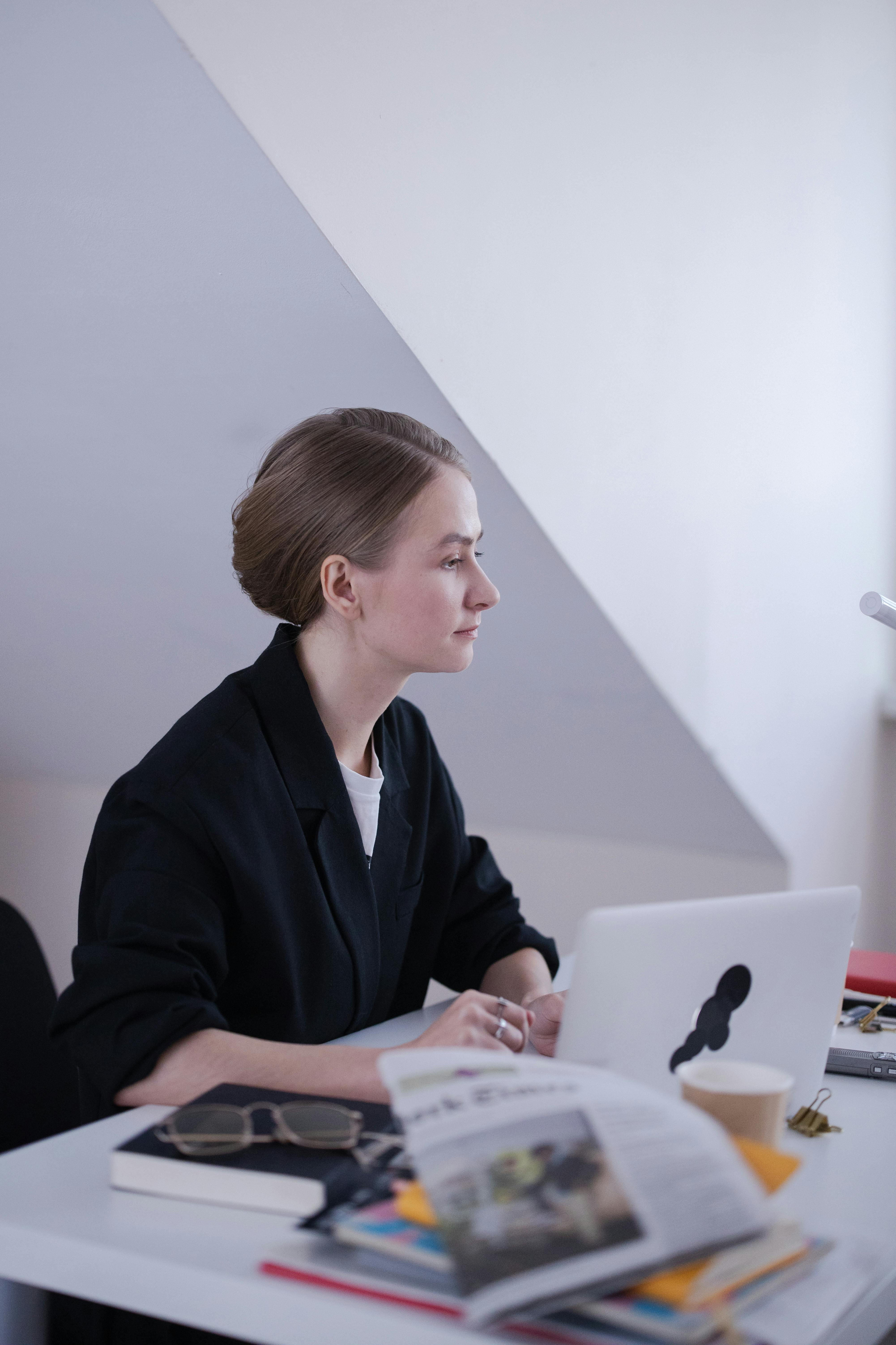 Une femme à son poste de travail | Source : Pexels