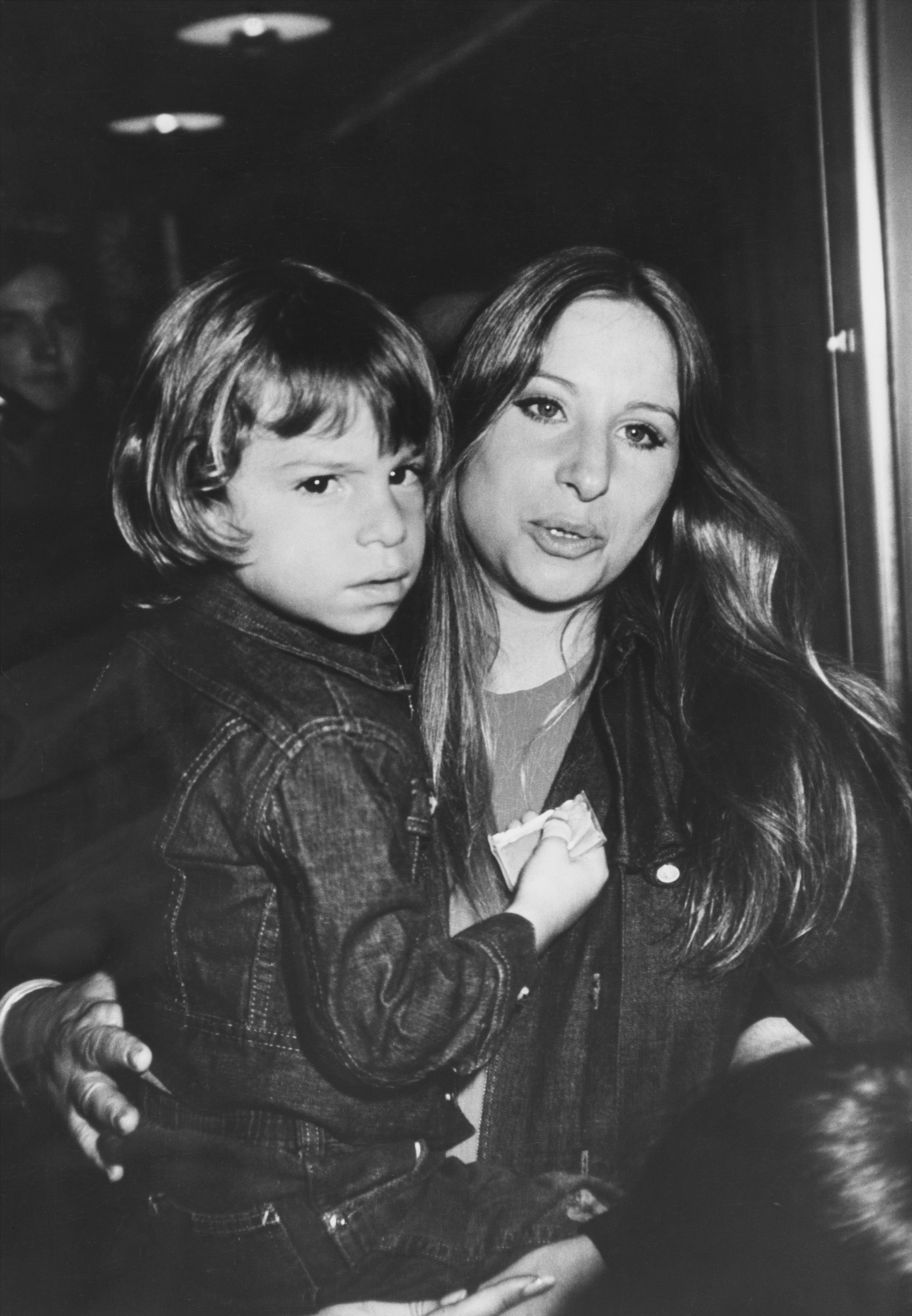 Barbra Streisand portant son fils, Jason Gould, lors d'une projection de "Willy Wonka & The Chocolate Factory", au Directors' Guild Theater, lieu non spécifié, États-Unis, 3 juin 1971. | Source : Getty Images