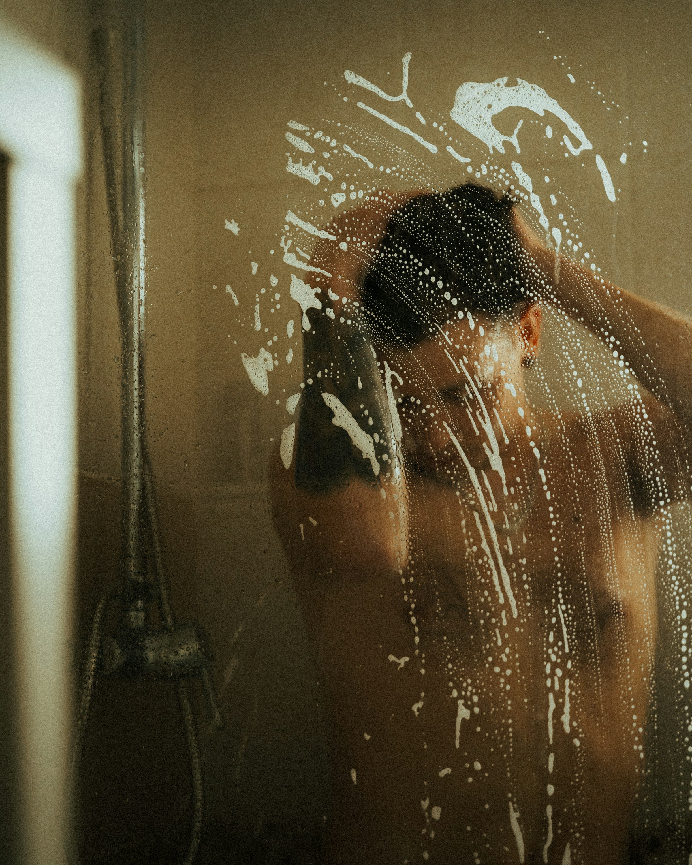 Un homme prenant une douche | Source : Unsplash