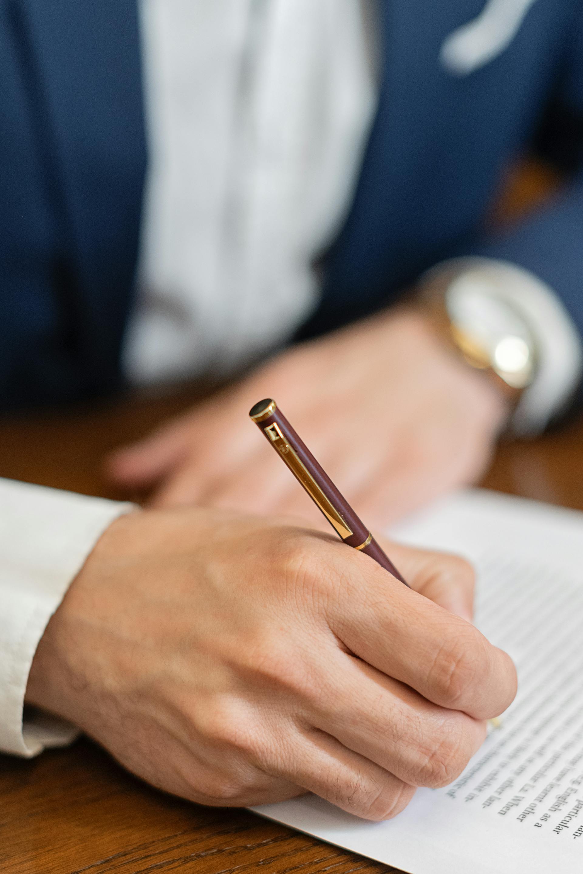 Gros plan sur une personne qui signe un document | Source : Pexels