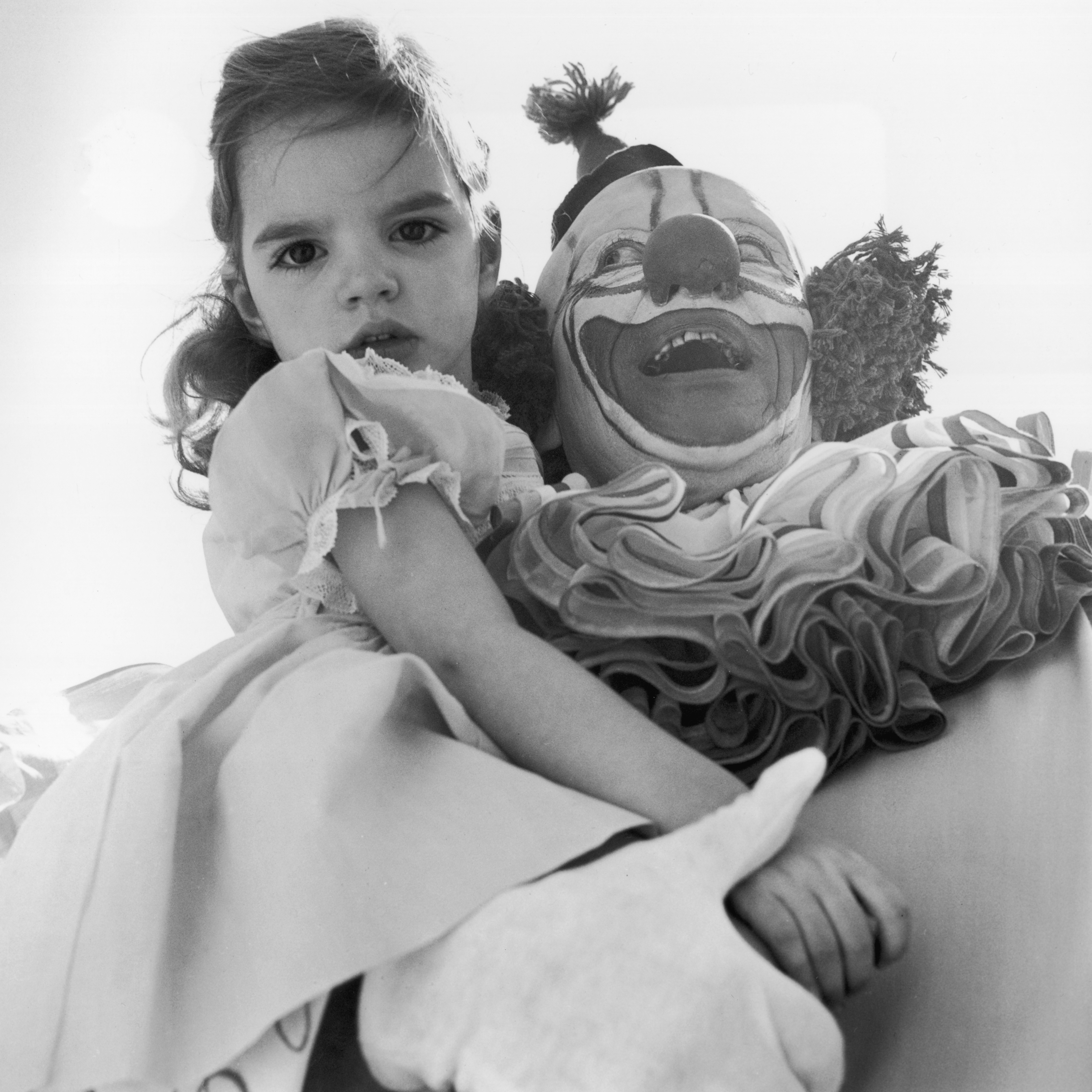 Liza Minnelli enfant est tenue par Bozo le clown lors d'une fête de Pâques pour enfants en 1949 à Hollywood. | Source : Getty Images