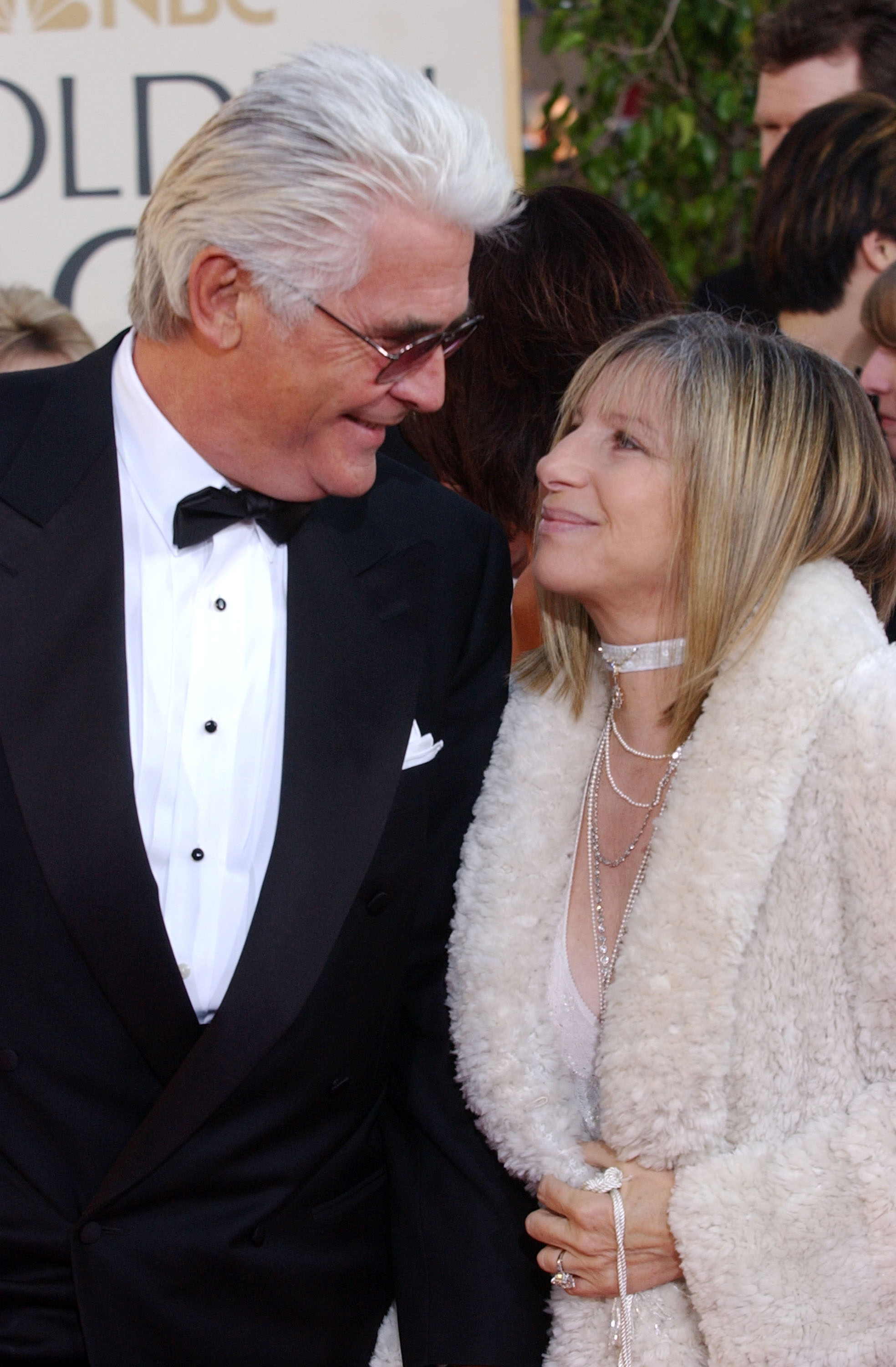 James Brolin et Barbra Streisand lors de la 61e cérémonie annuelle des Golden Globe Awards à Beverly Hills, en Californie, en 2004. | Source : Getty Images