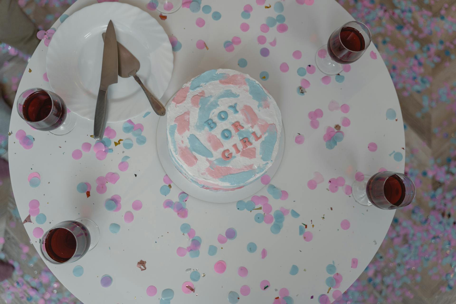 Un gâteau de révélation du sexe sur la table | Source : Pexels