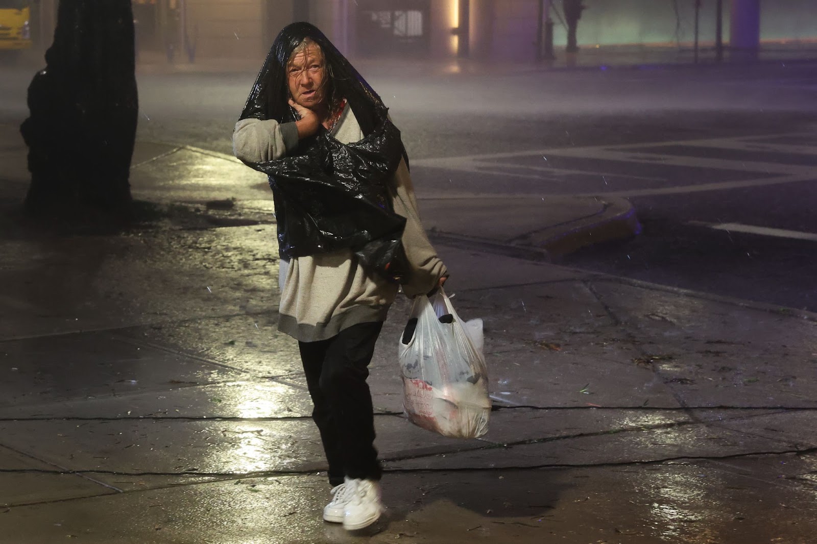 Une femme marchant dans le centre-ville alors que l'ouragan Milton a touché terre le 9 octobre 2024, à Tampa, en Floride. | Source : Getty Images