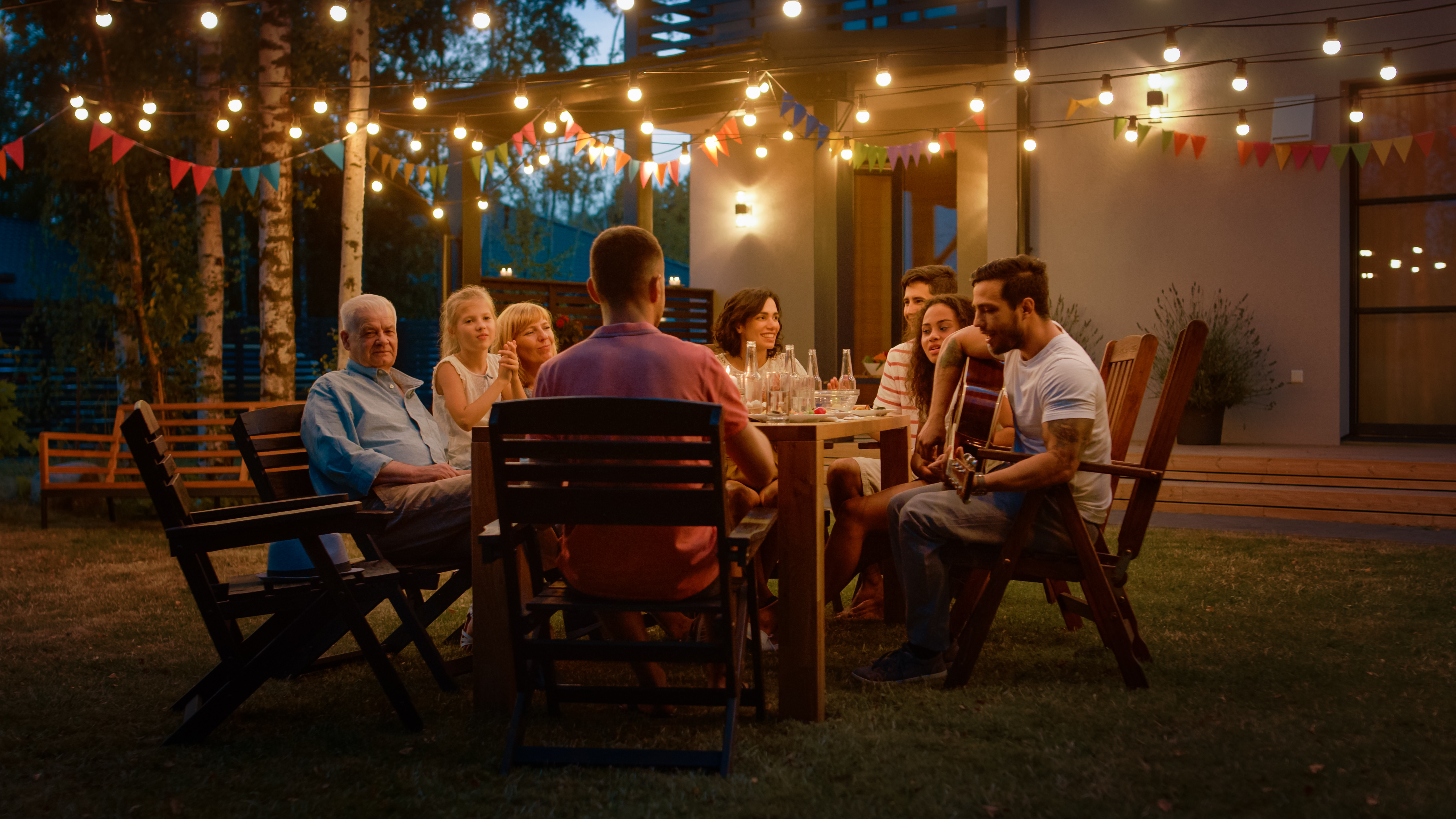 Une famille dînant en plein air | Source : Shutterstock