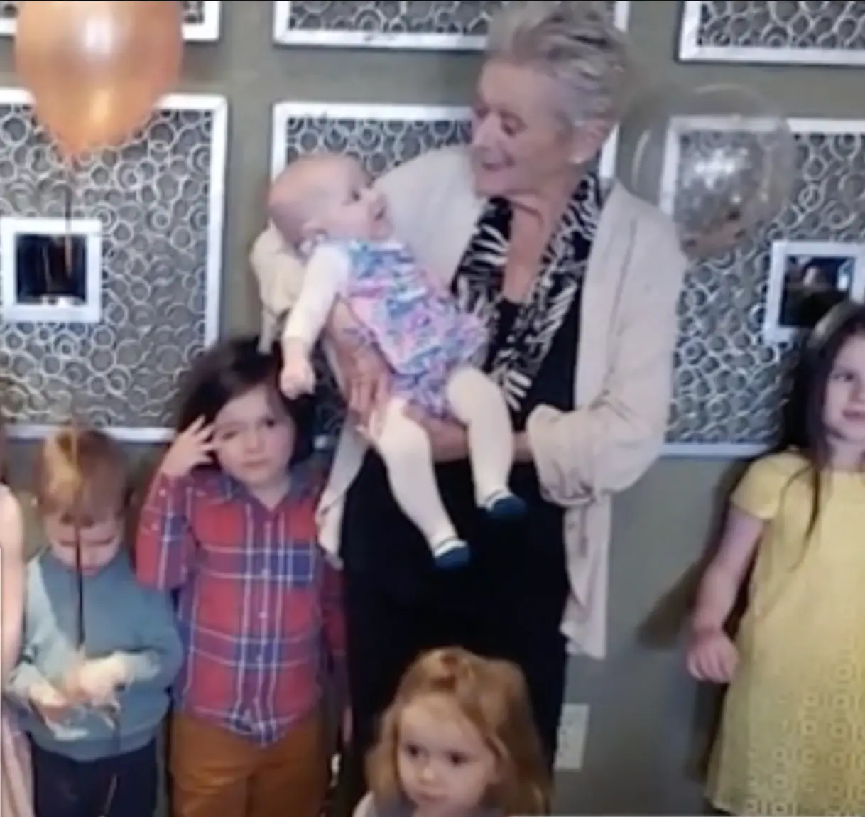 Julia Harlin et ses petits-enfants | Source : YouTube/WBALTV11