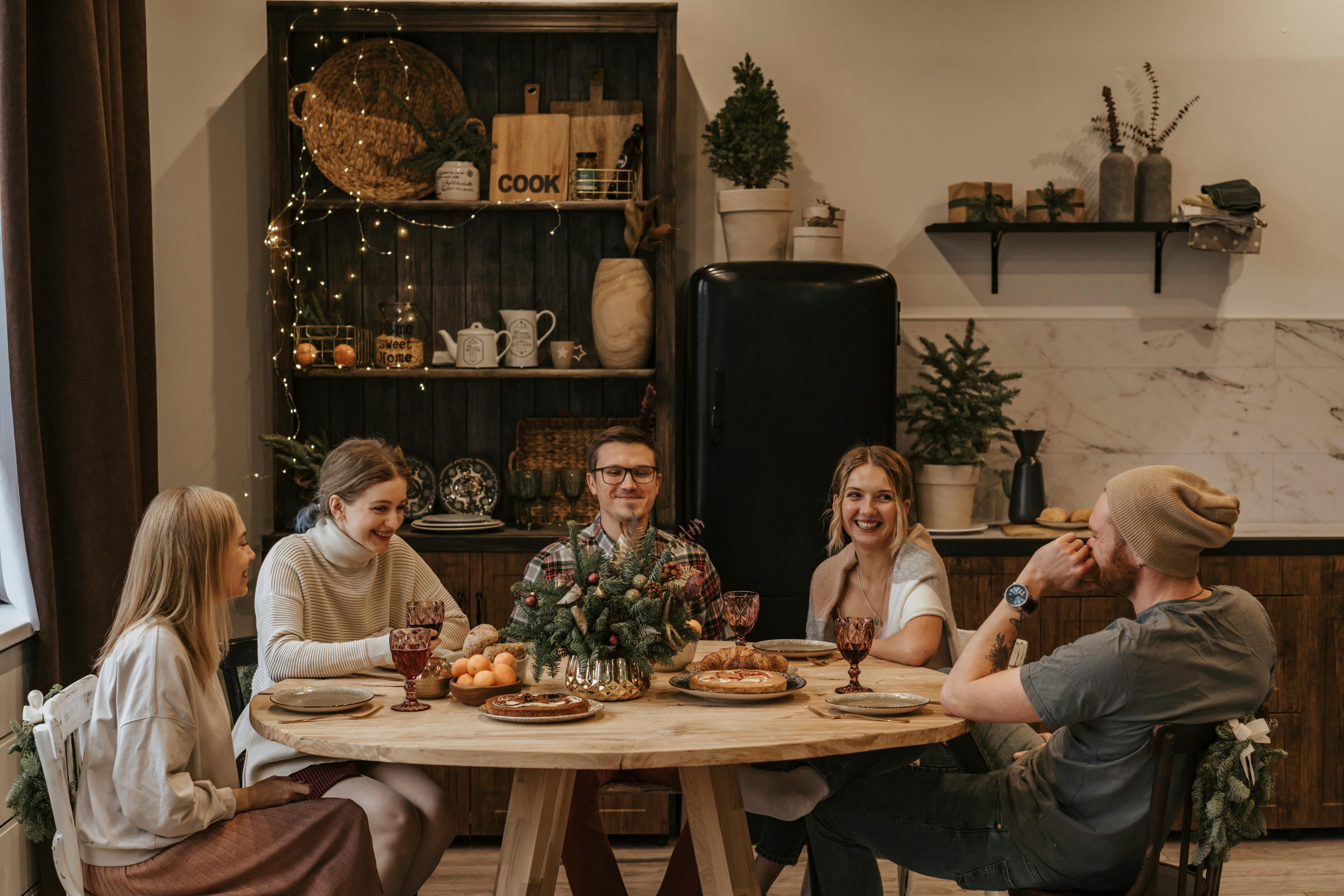 Une famille autour d'une table | Source : Pexels