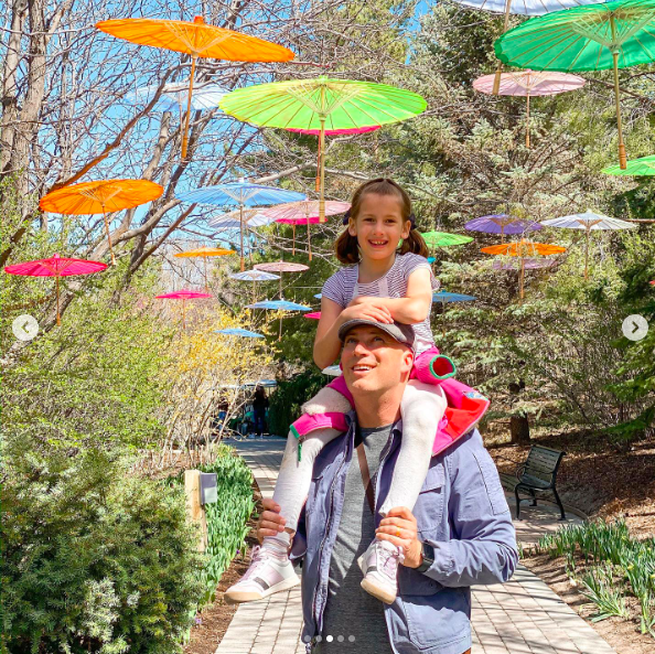 Kevin Franke avec l'une de ses filles, posté le 9 avril 2021 | Source : Instagram/moms_of_truth
