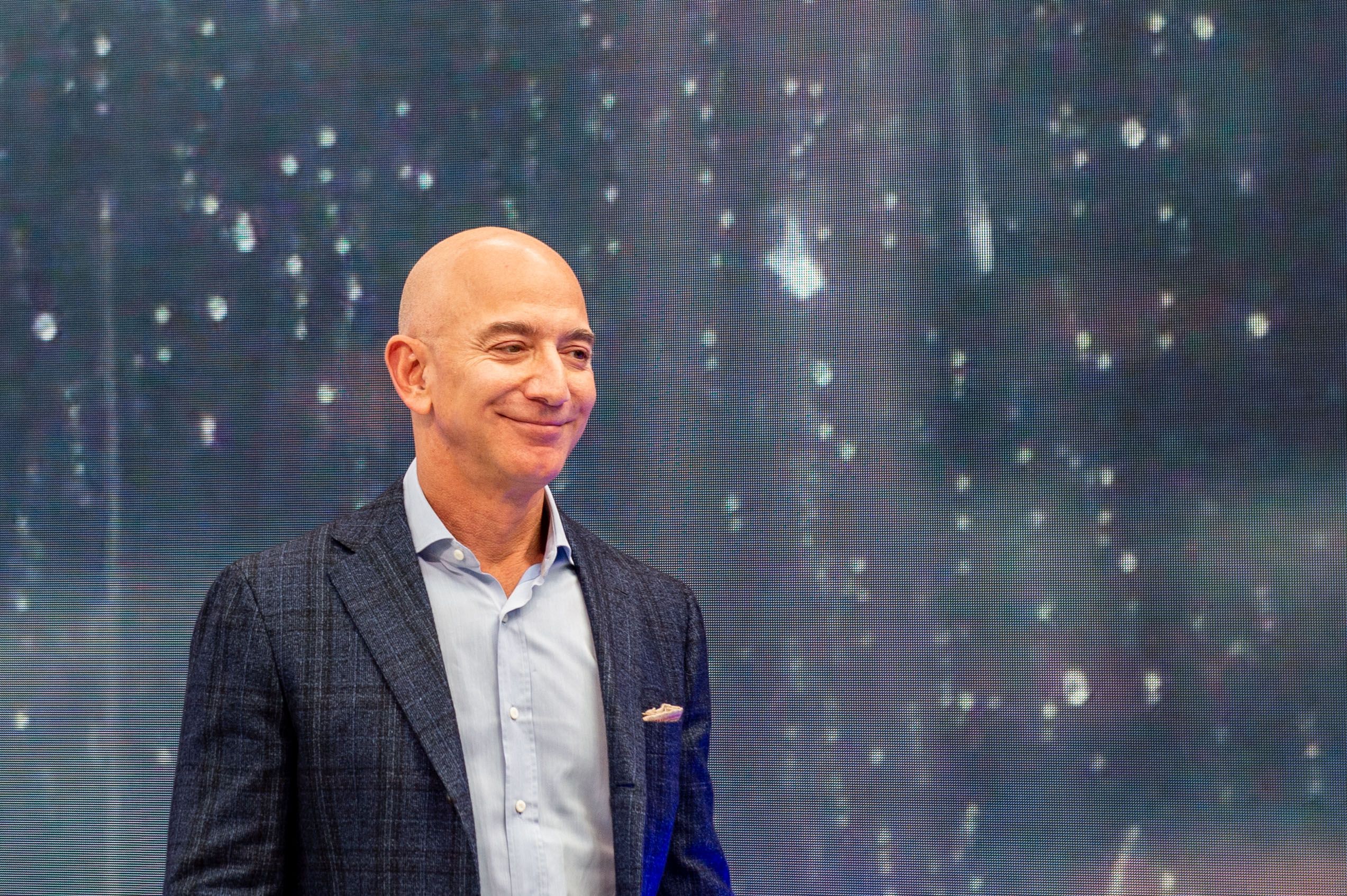 Jeff Bezos, directeur d'Amazon, en marge de l'événement des nouveautés de l'entreprise. | Photo : Getty Images