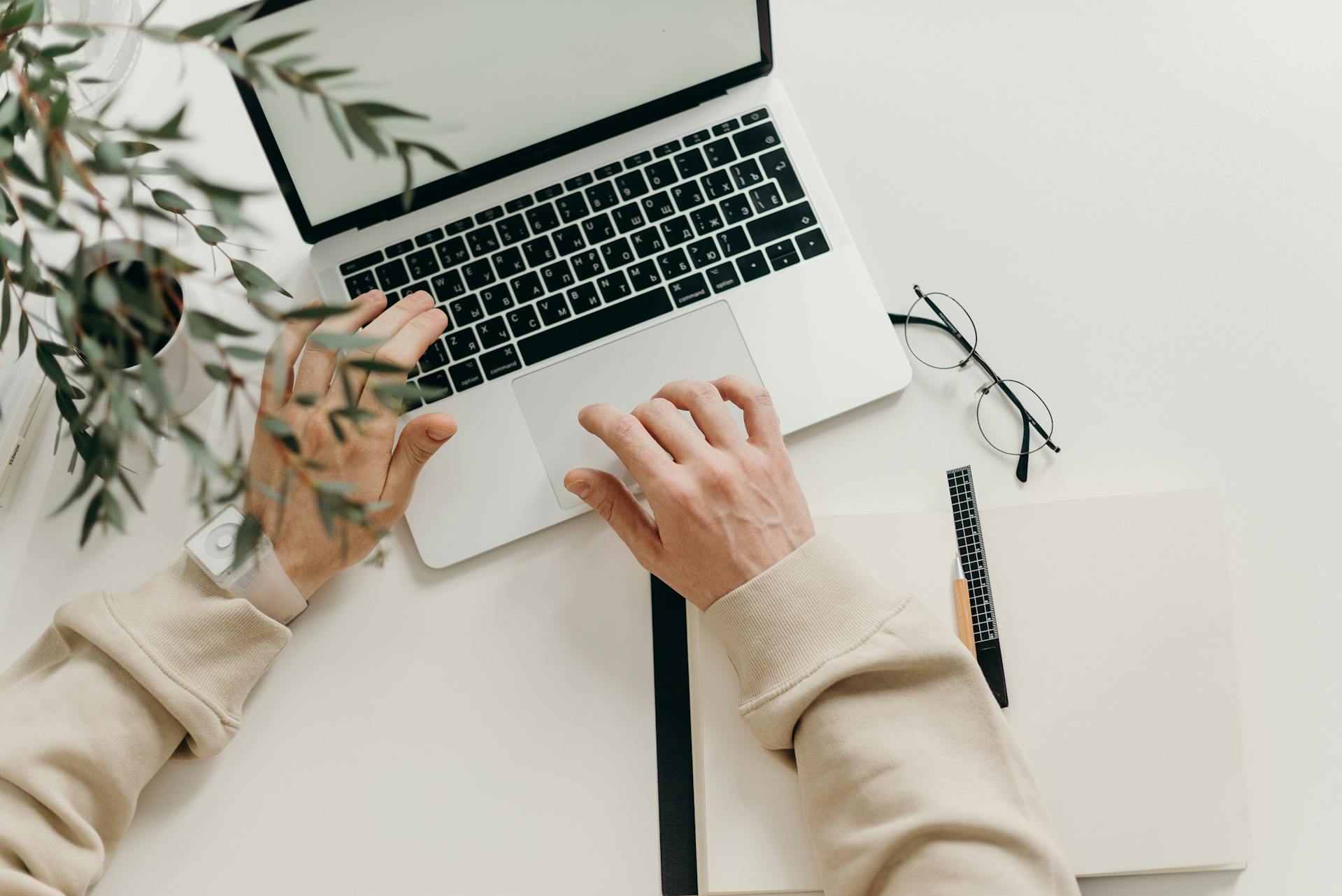 Une personne tapant sur un ordinateur portable | Source : Pexels