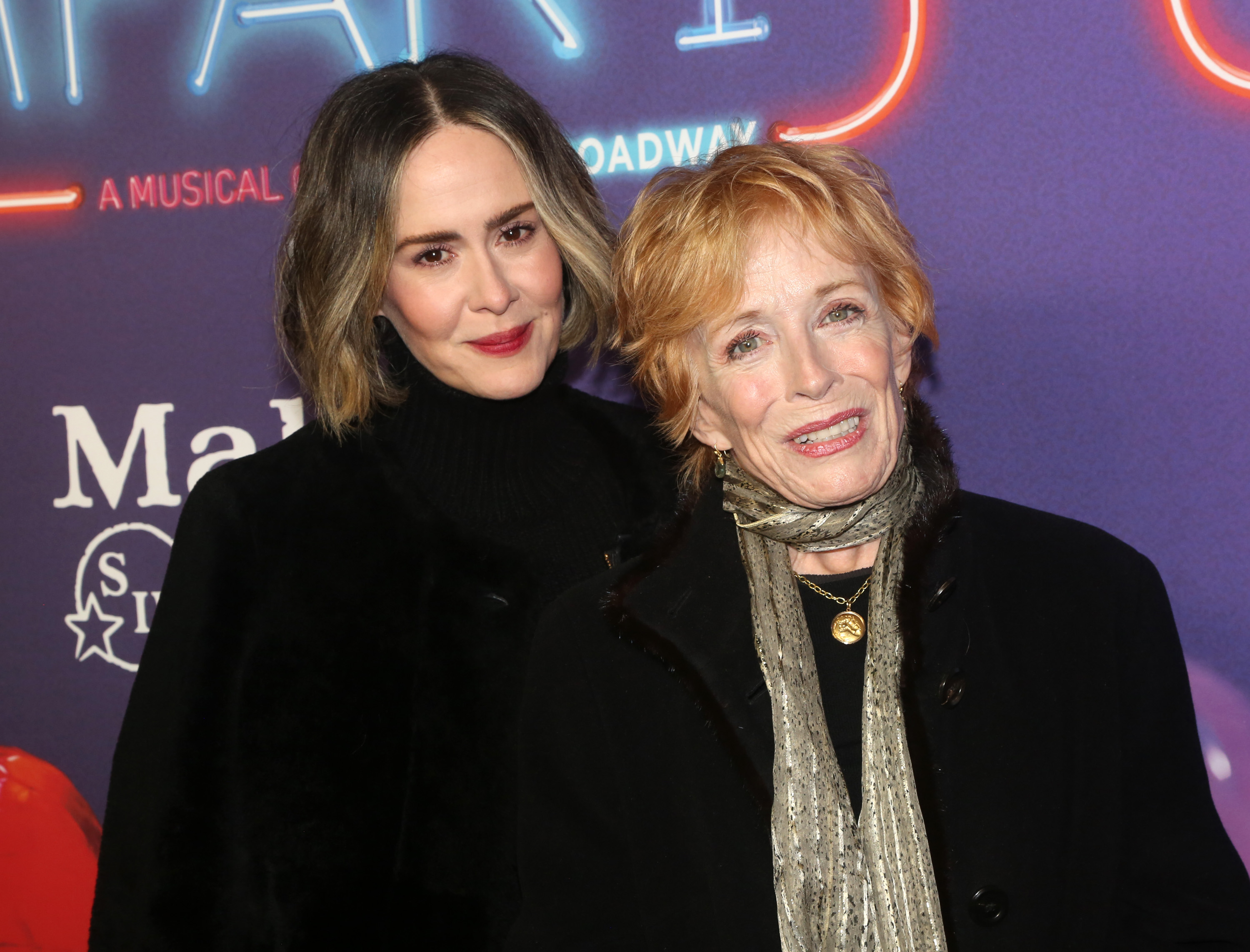 Les actrices Sarah Paulson et Holland Taylor posent lors de la soirée d'ouverture de "Company" de Stephen Sondheim à Broadway au Théâtre Bernard B. Jacobs le 9 décembre 2021, New York. | Source : Getty Images