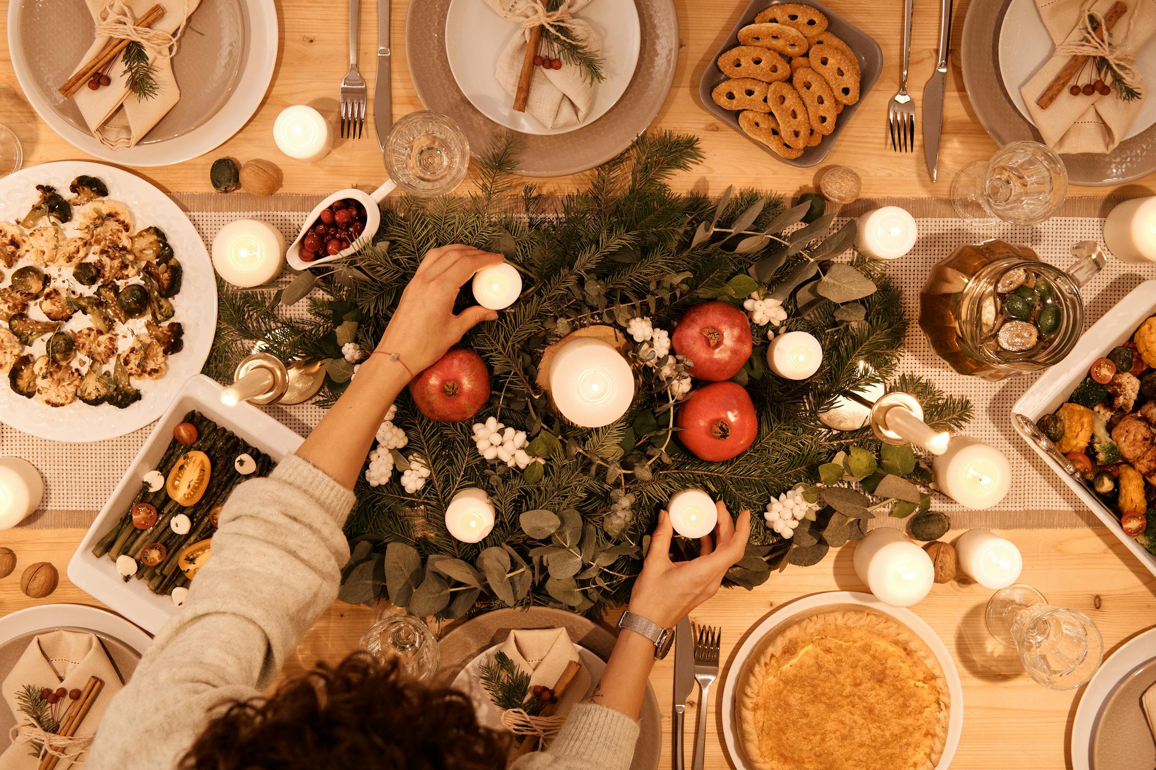 Une femme qui met la table | Source : Pexels