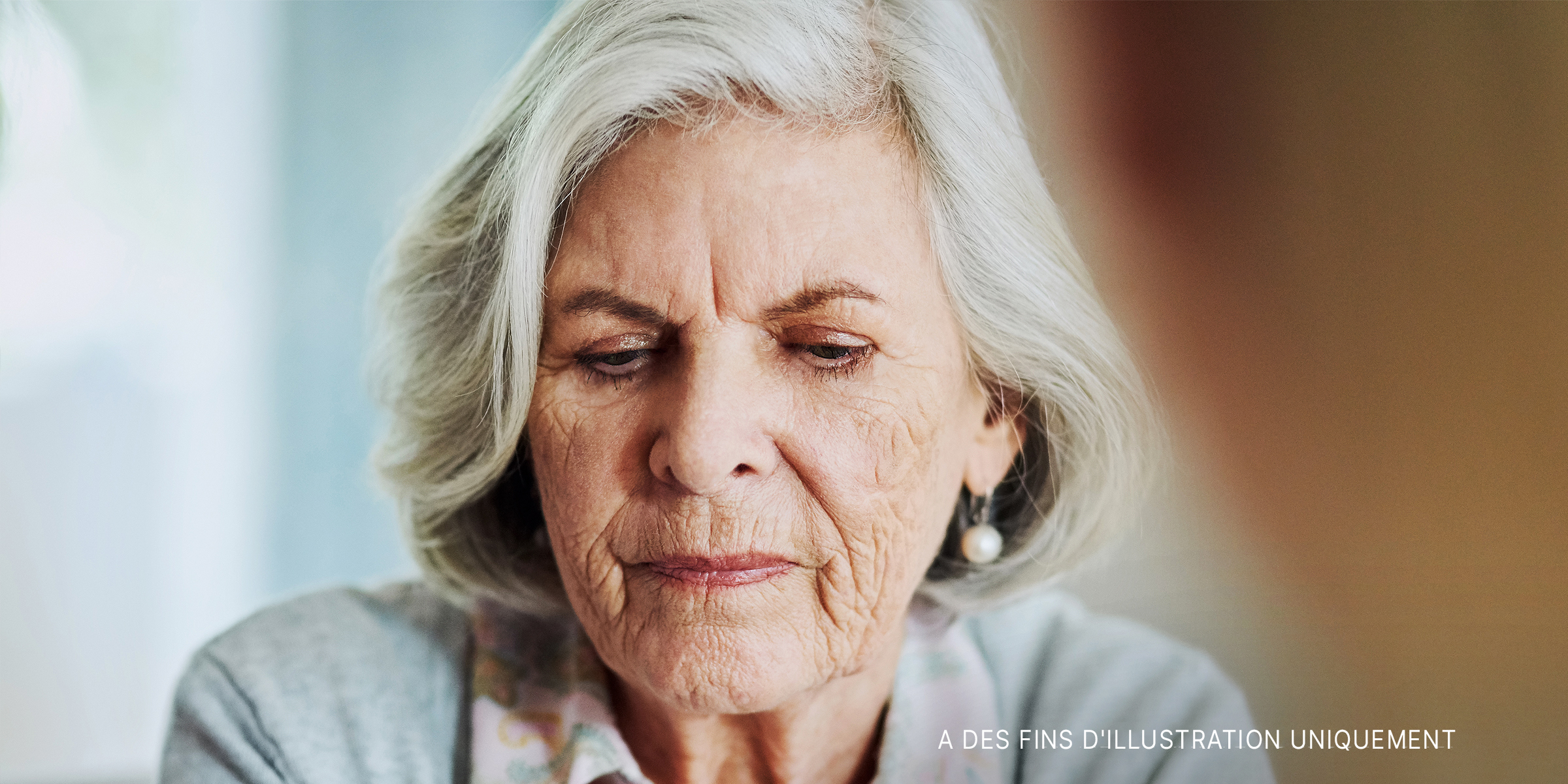 Une femme âgée bouleversée qui regarde vers le bas | Source : Getty Images