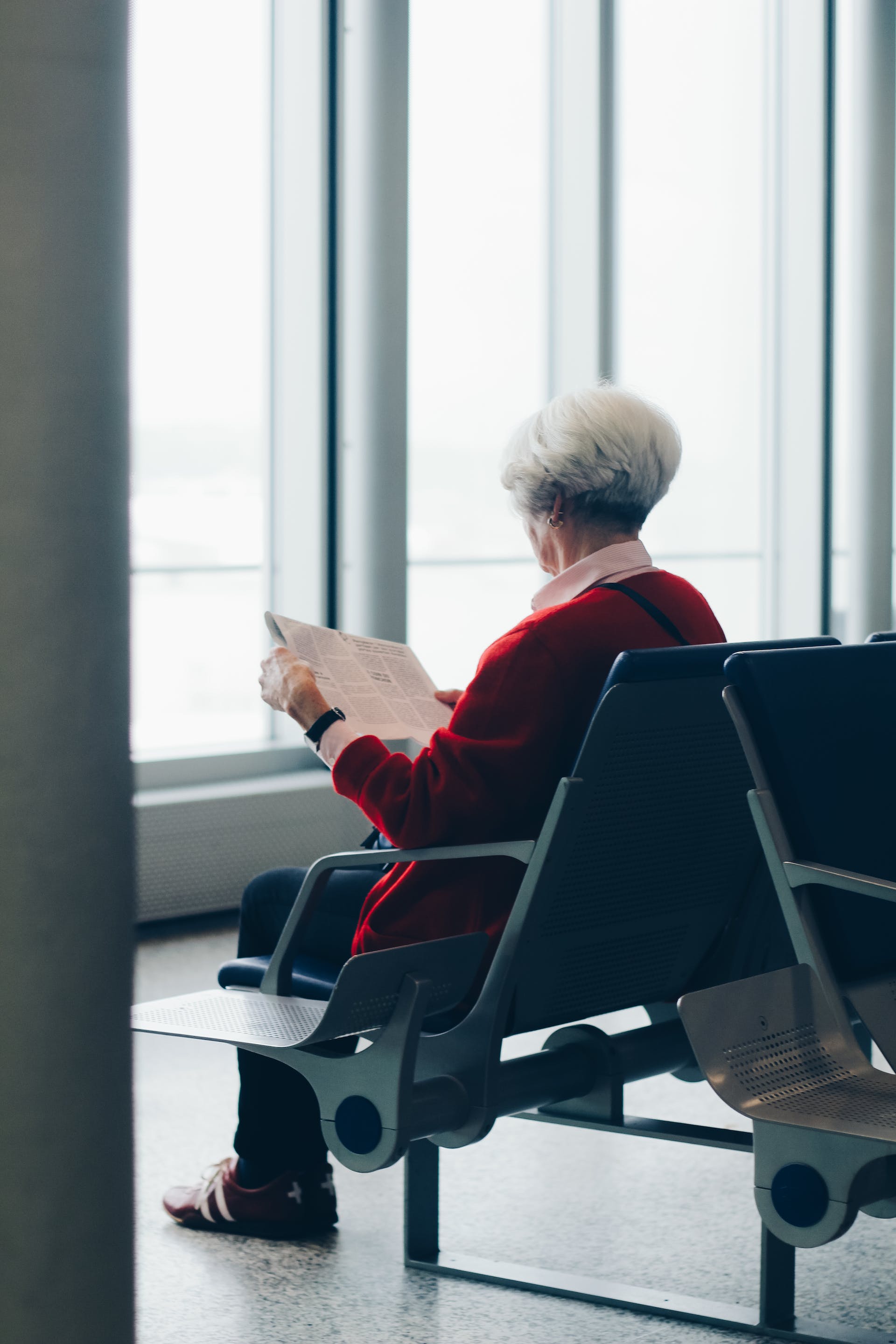 Une femme âgée assise sur une chaise | Source : Pexels