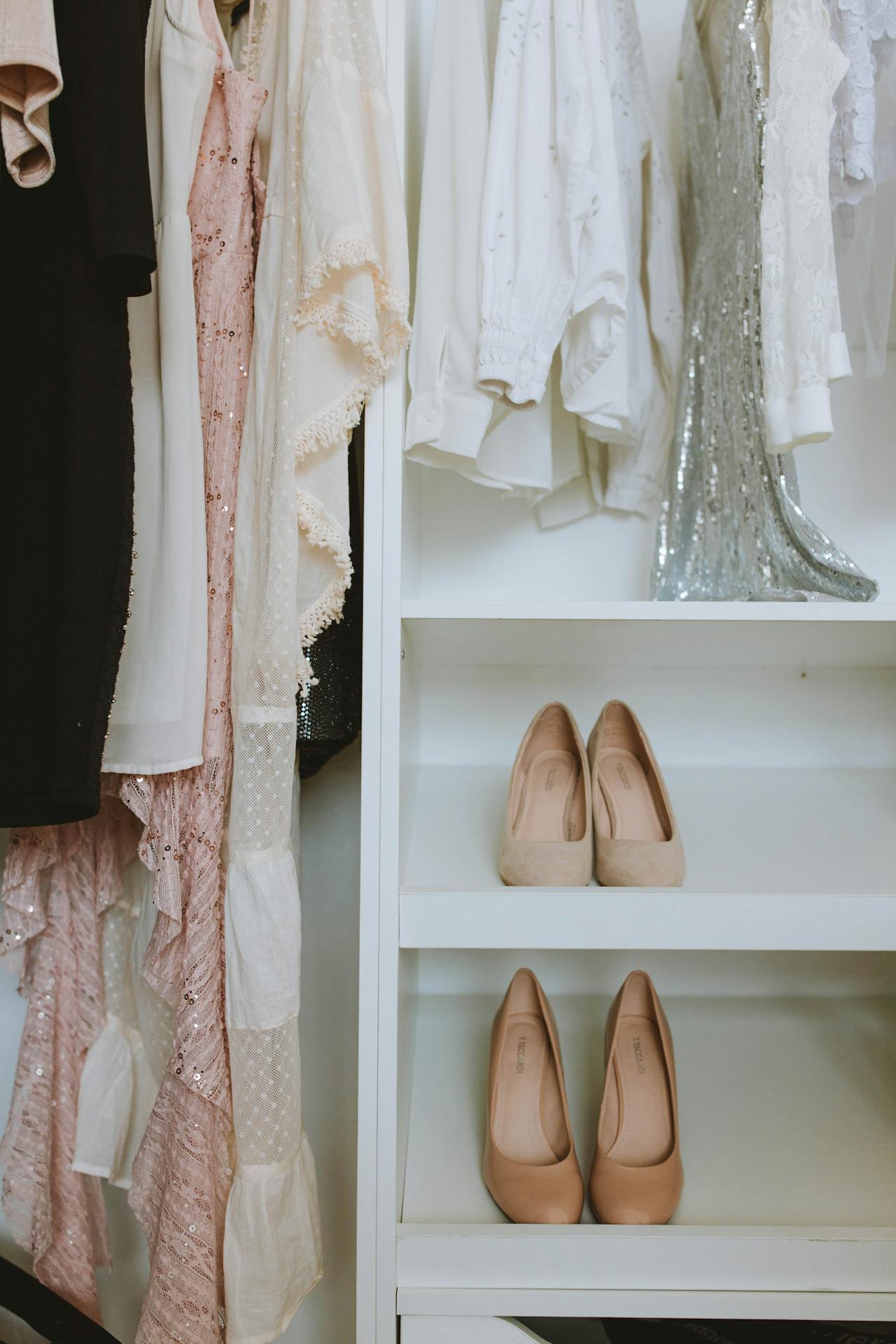 Robes et chaussures dans un placard | Source : Pexels
