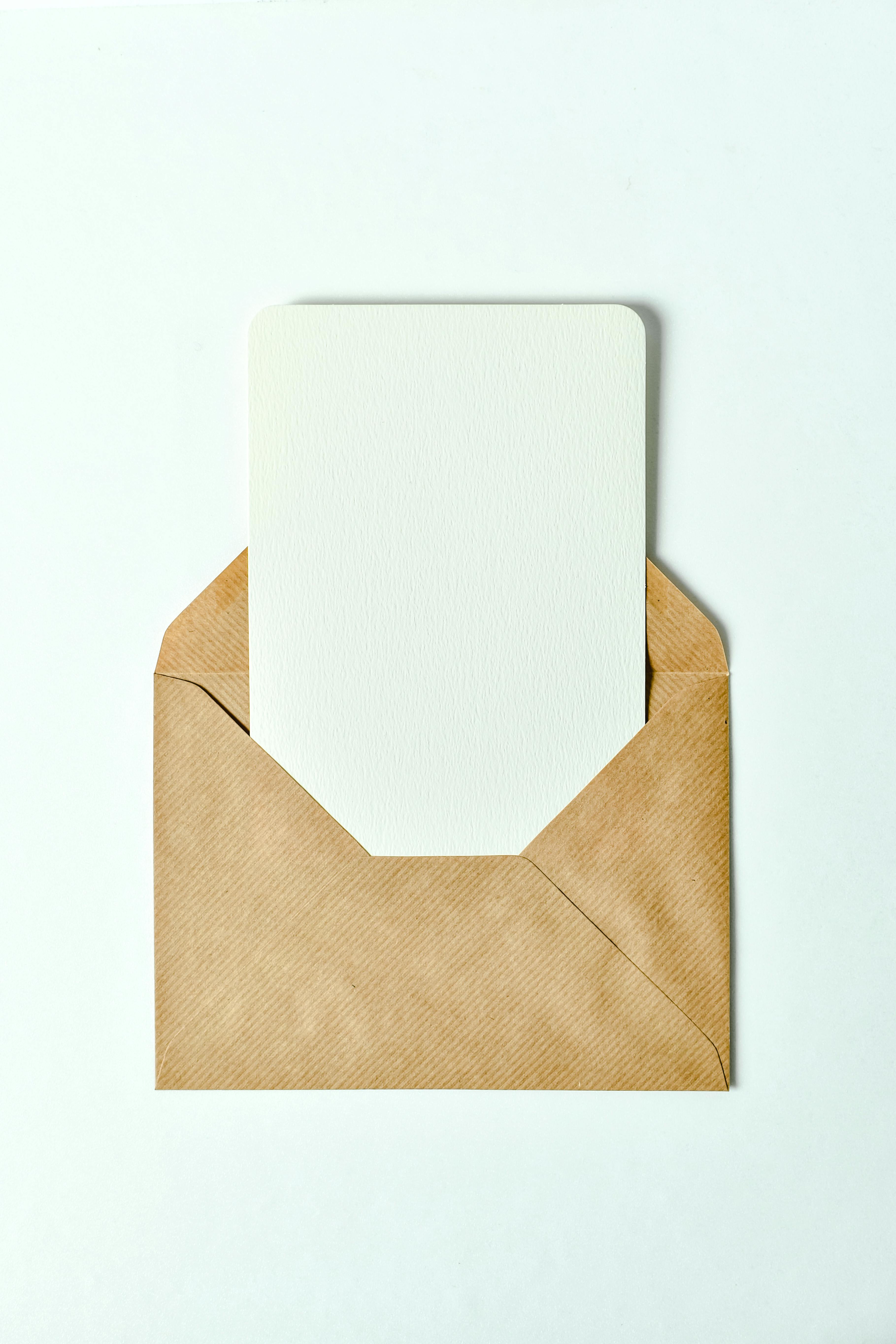 Une enveloppe avec une note | Source : Pexels