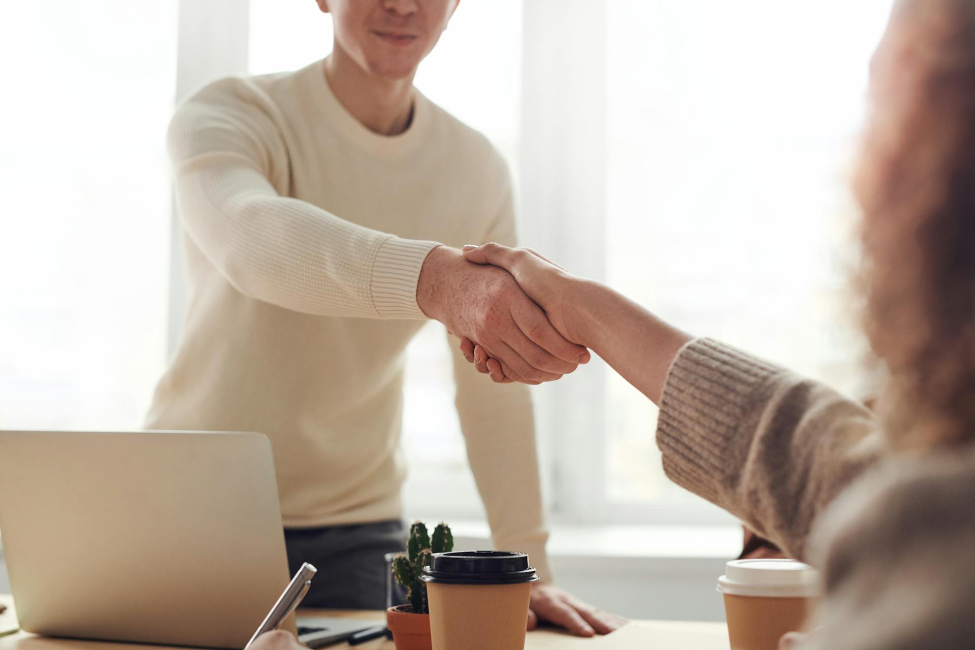 Un homme serrant la main d'une collègue de travail | Source : Pexels