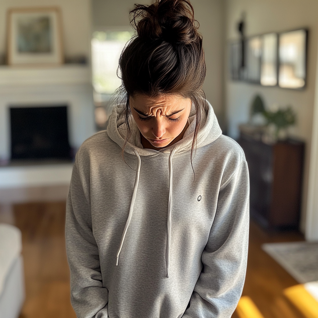 Une femme avec un chignon désordonné et un sweat à capuche | Source : Midjourney