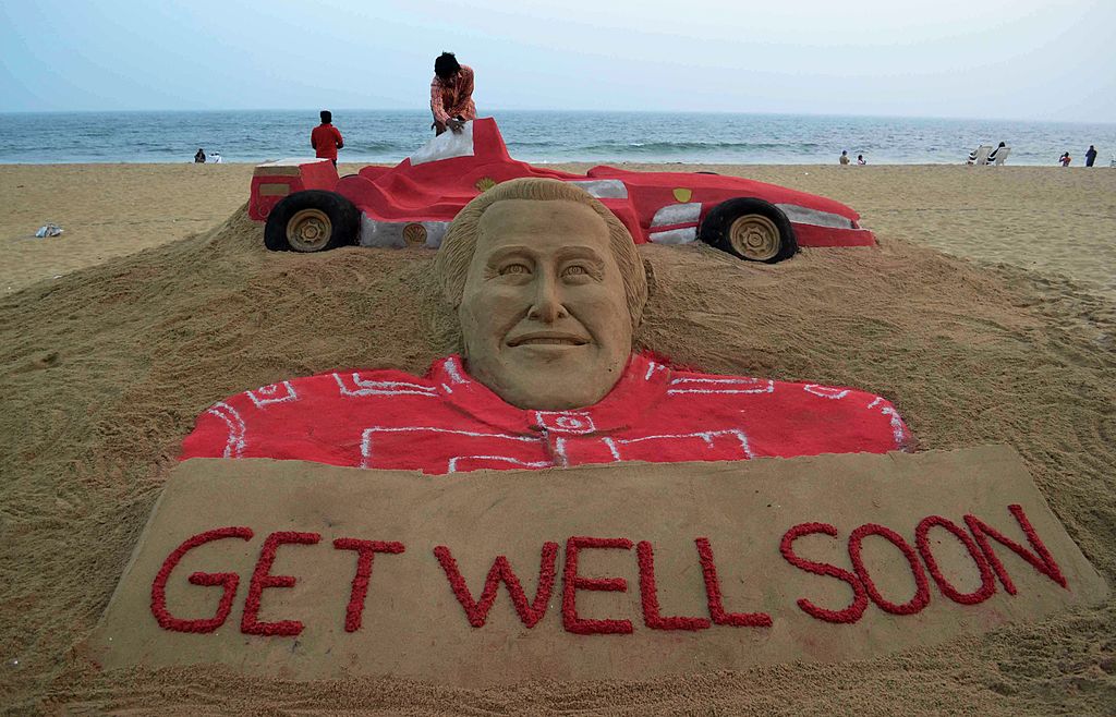 Les fans, souhaitant un prompt rétablissement à Michael Schumacher. І Source : Getty Images