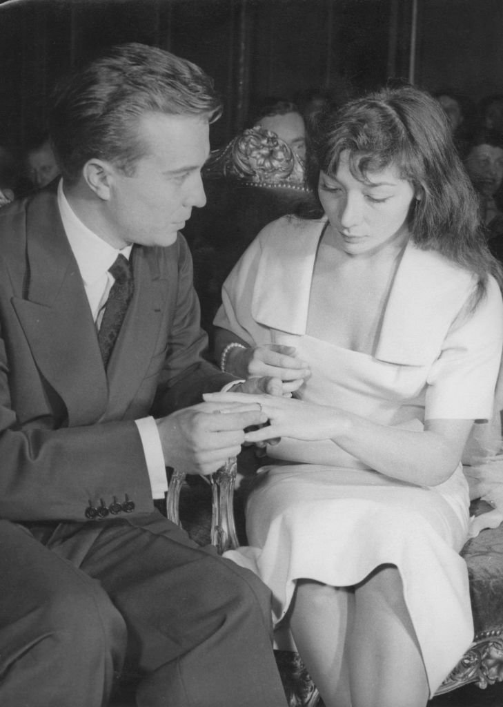L'acteur français Philippe Lemaire (1927 - 2004) épouse la chanteuse Juliette Gréco lors d'un mariage civil à la mairie du 8ème arrondissement de Paris, le 25 juin 1953. | Photo : Getty Images